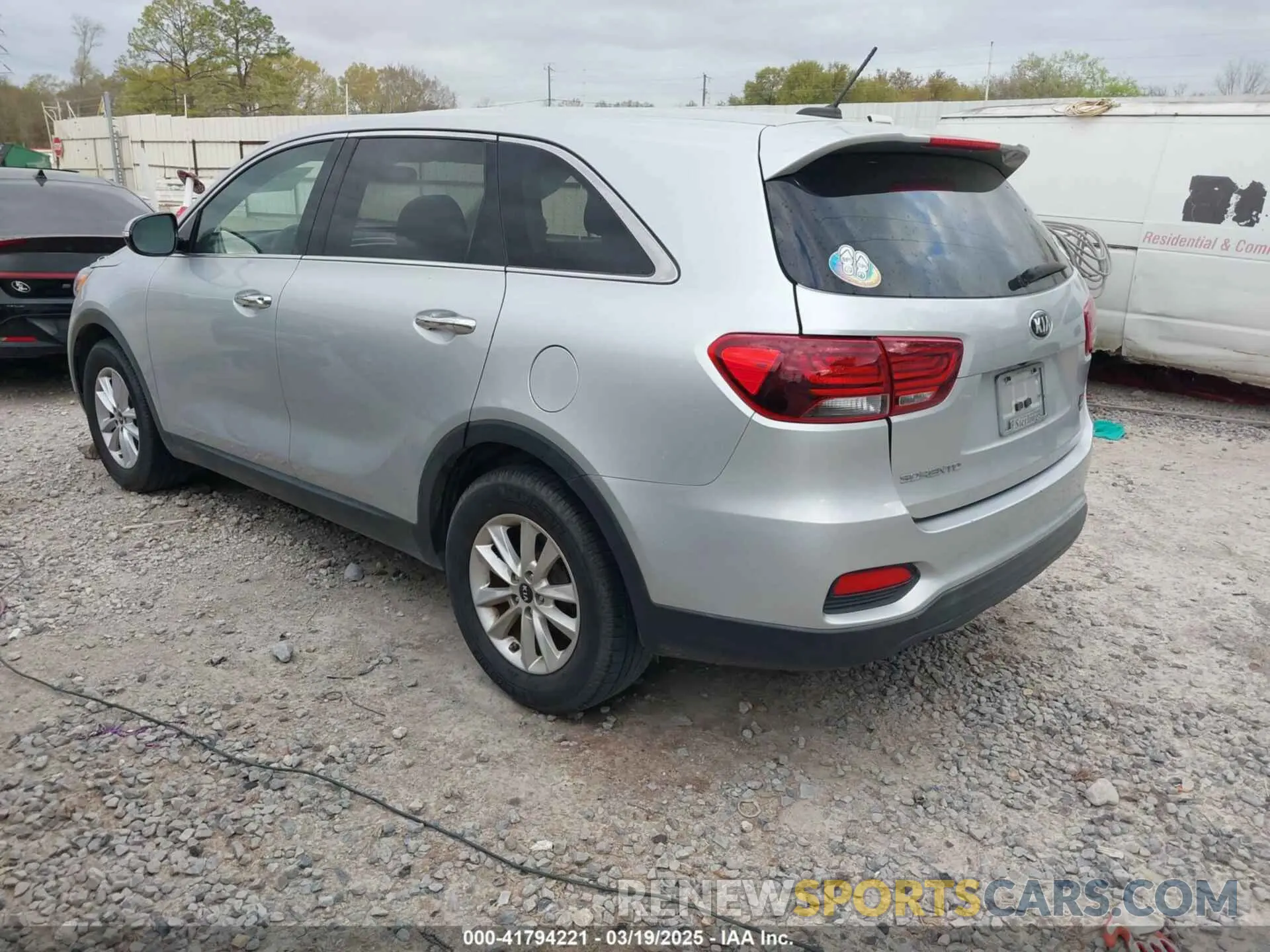 3 Photograph of a damaged car 5XYPG4A57KG481373 KIA SORENTO 2019