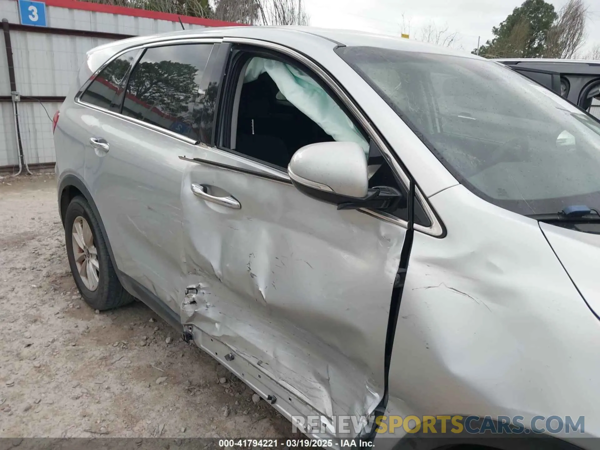6 Photograph of a damaged car 5XYPG4A57KG481373 KIA SORENTO 2019