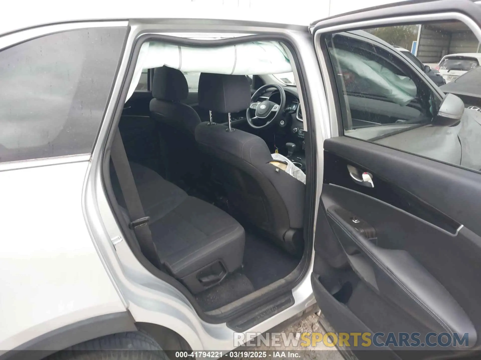 8 Photograph of a damaged car 5XYPG4A57KG481373 KIA SORENTO 2019
