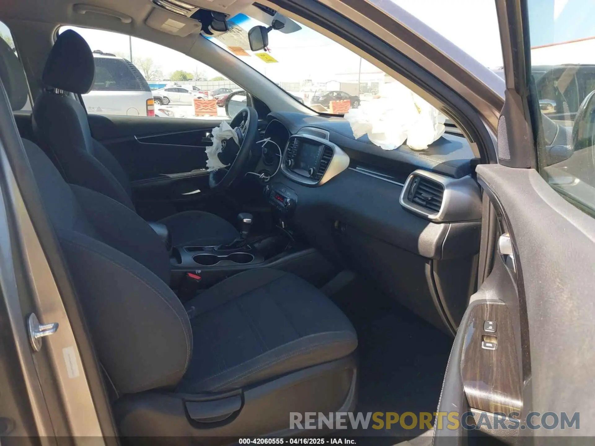 5 Photograph of a damaged car 5XYPG4A57KG494222 KIA SORENTO 2019