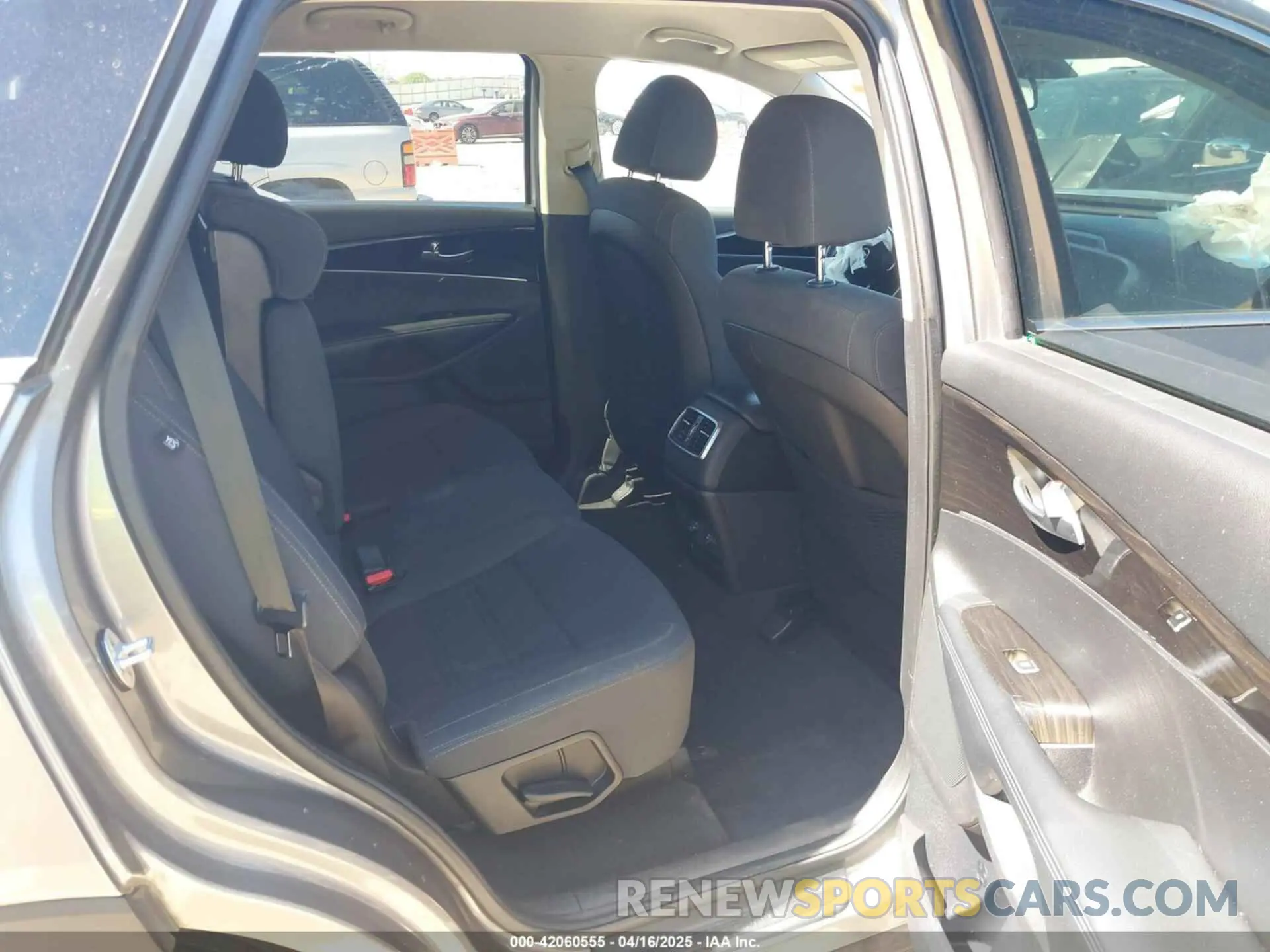 8 Photograph of a damaged car 5XYPG4A57KG494222 KIA SORENTO 2019