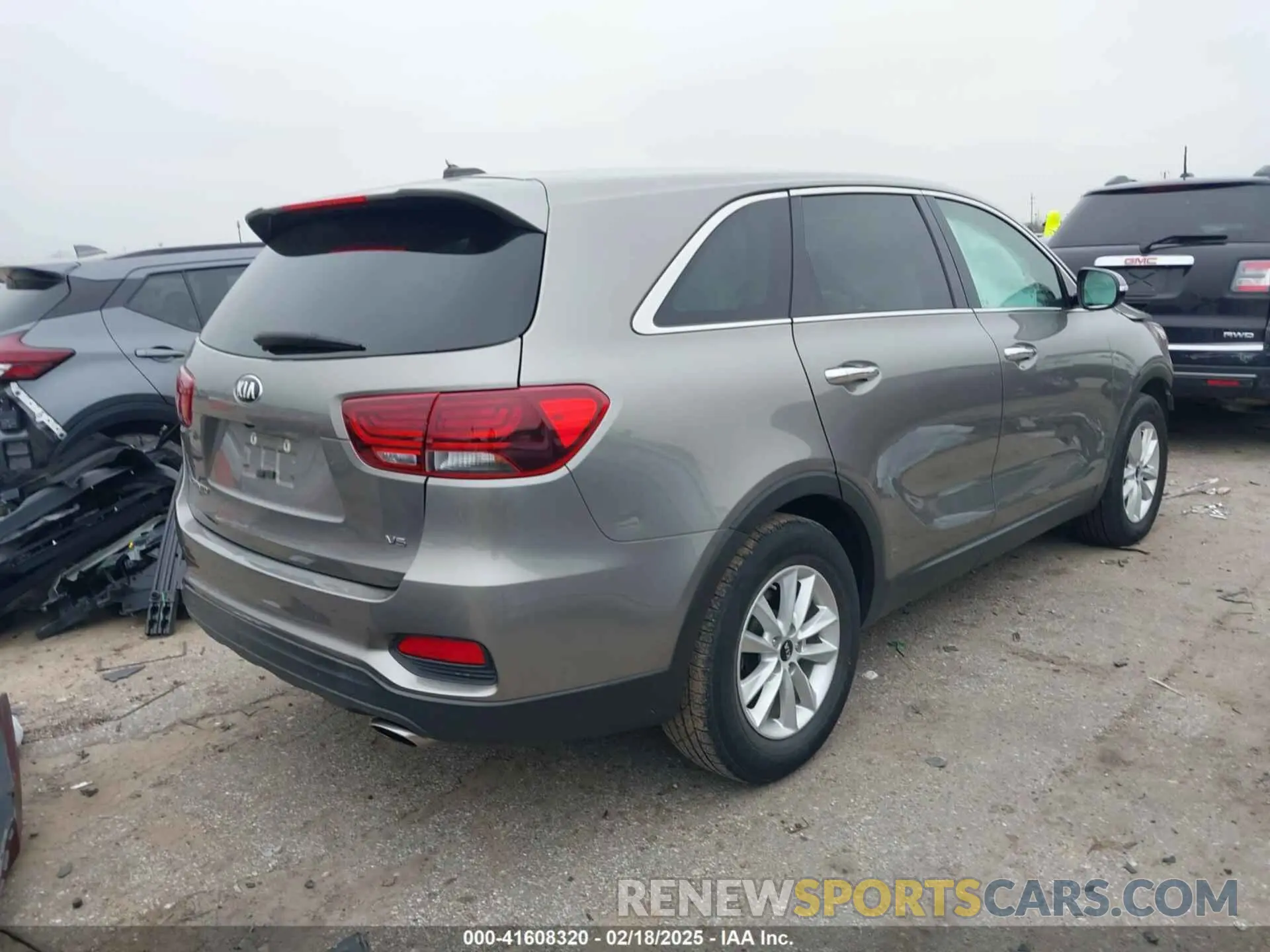 4 Photograph of a damaged car 5XYPG4A57KG544567 KIA SORENTO 2019