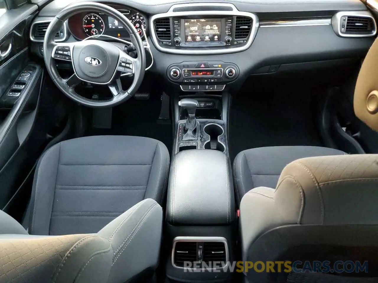 8 Photograph of a damaged car 5XYPG4A57KG599259 KIA SORENTO 2019
