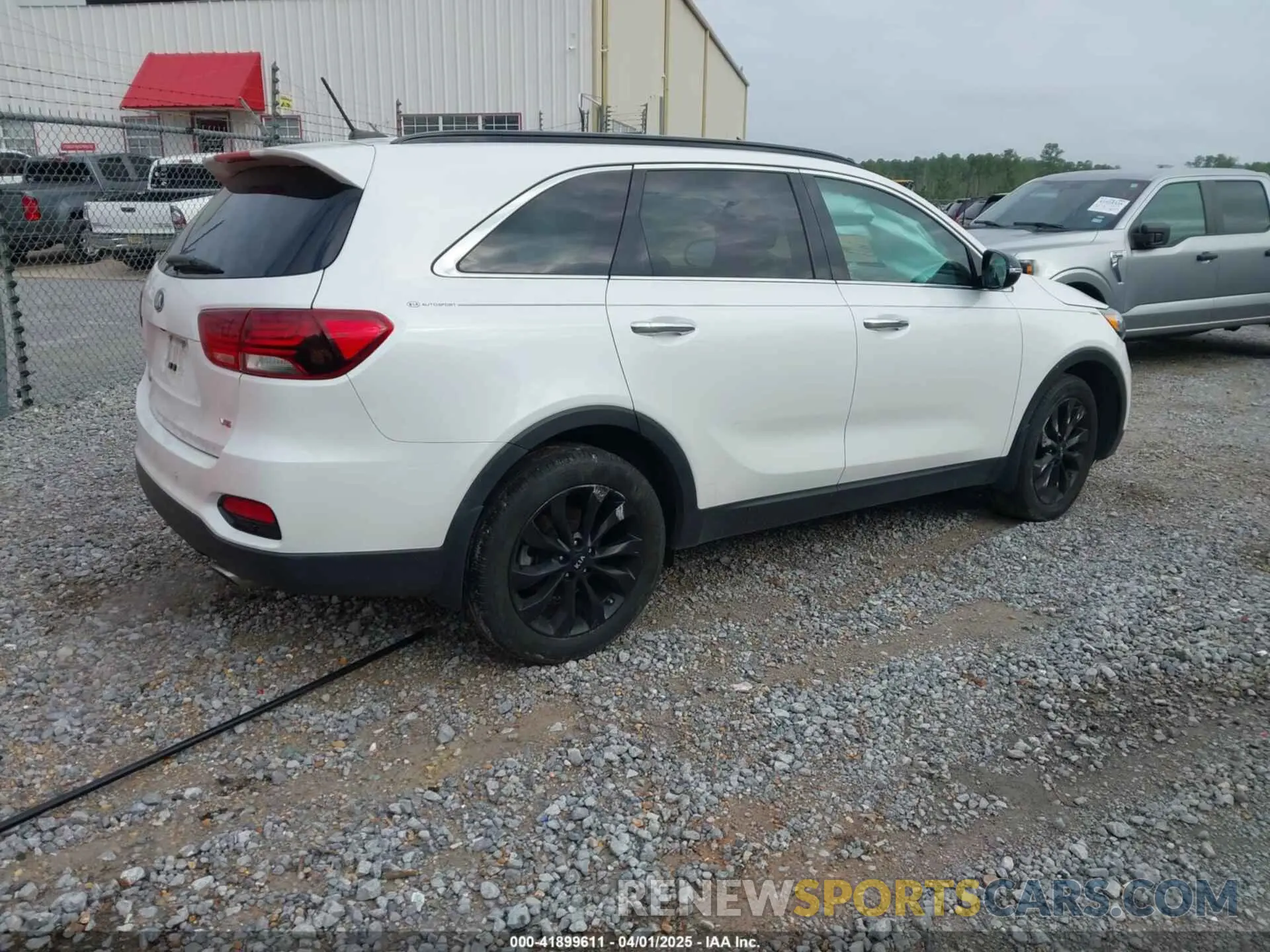 4 Photograph of a damaged car 5XYPG4A57KG605108 KIA SORENTO 2019