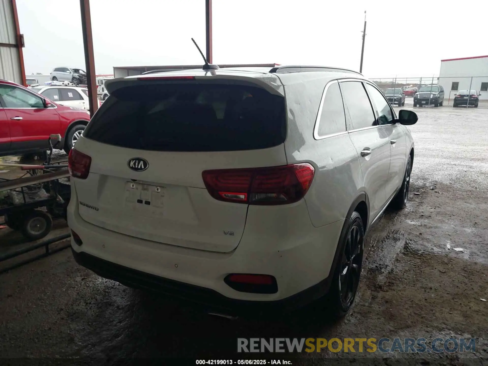 4 Photograph of a damaged car 5XYPG4A57KG609790 KIA SORENTO 2019