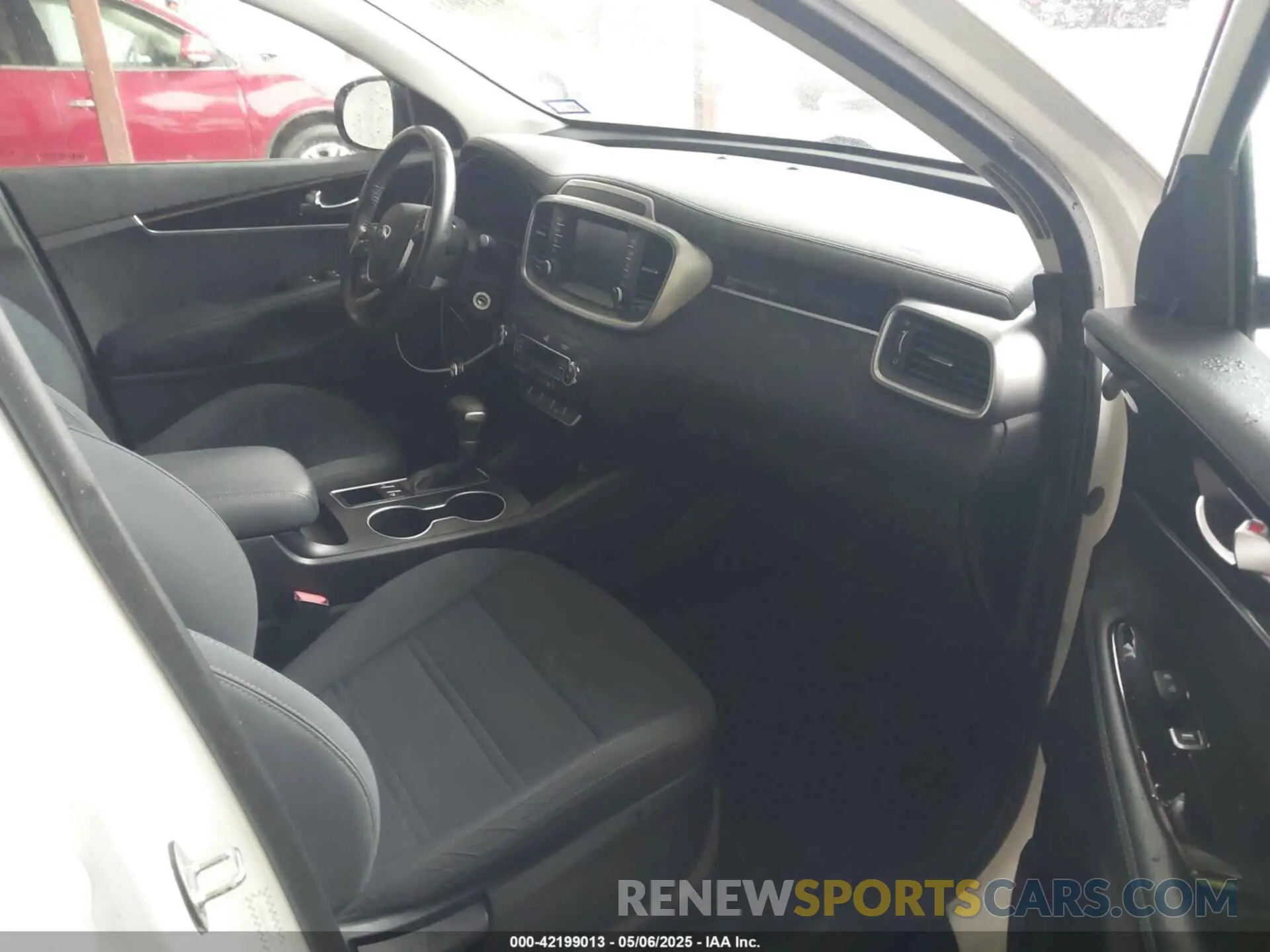 5 Photograph of a damaged car 5XYPG4A57KG609790 KIA SORENTO 2019