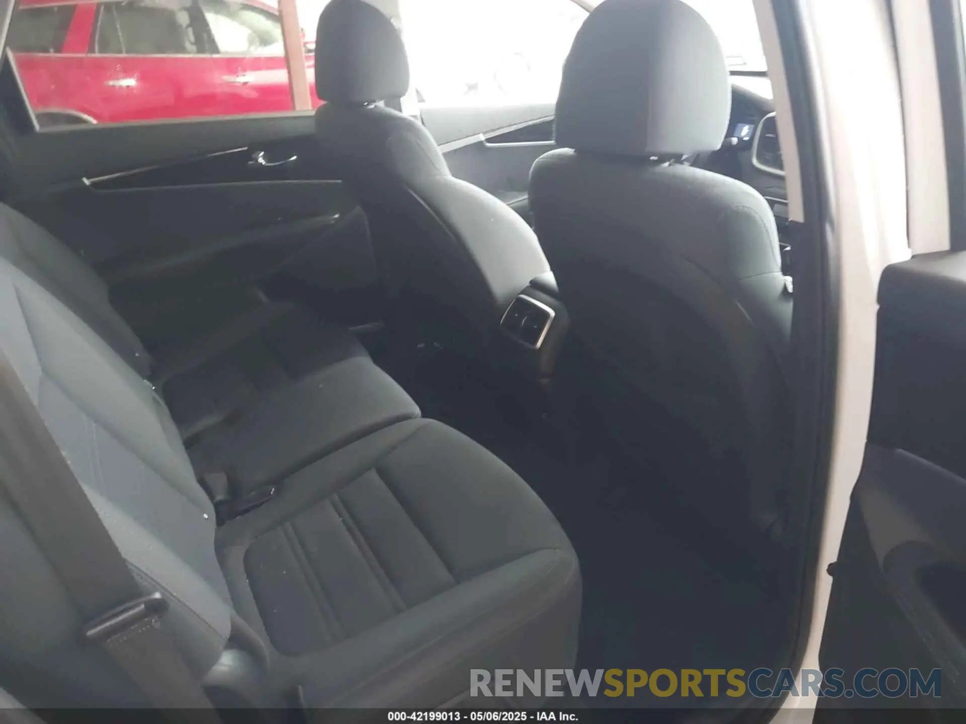 8 Photograph of a damaged car 5XYPG4A57KG609790 KIA SORENTO 2019