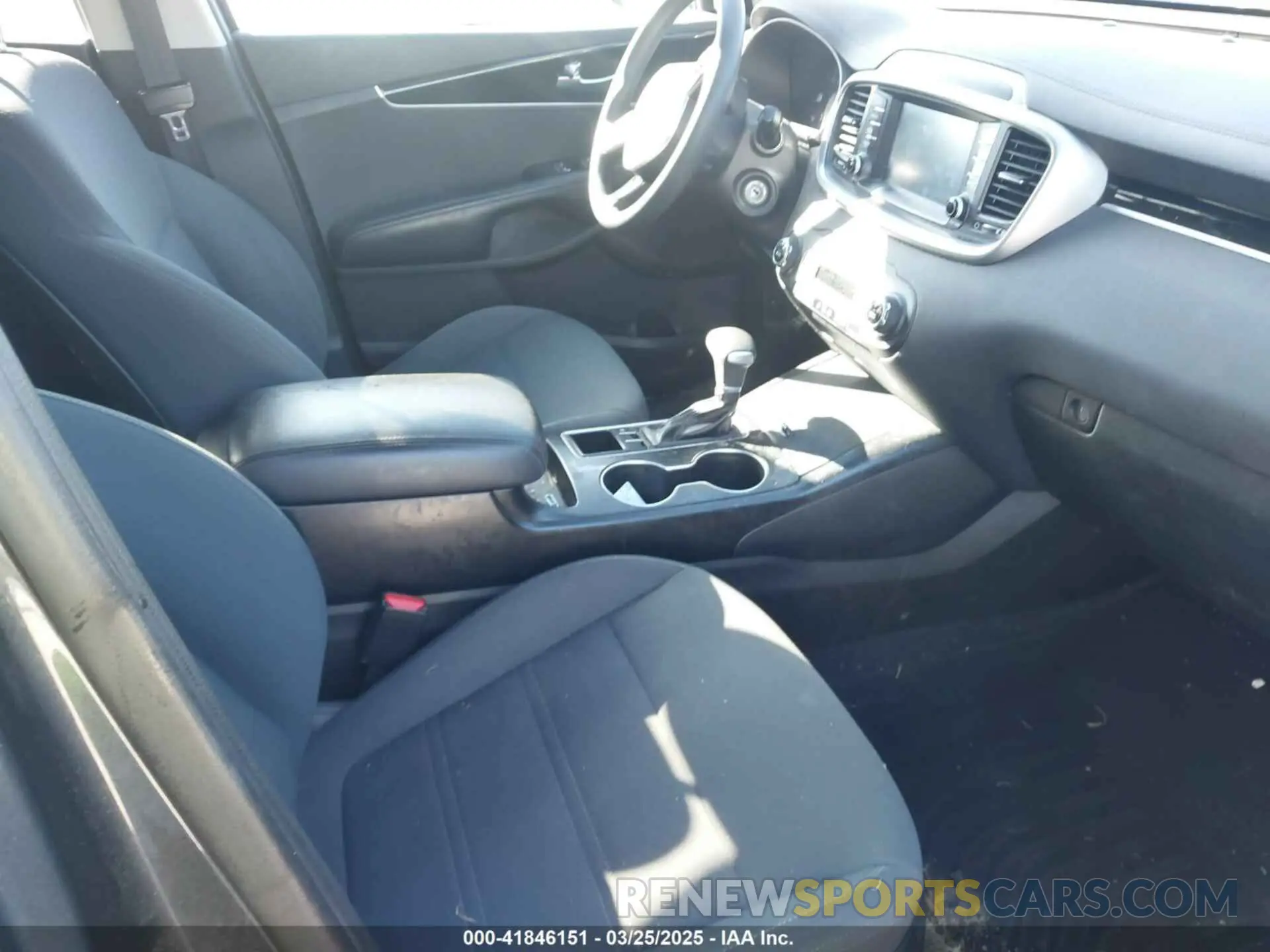 5 Photograph of a damaged car 5XYPG4A58KG471046 KIA SORENTO 2019