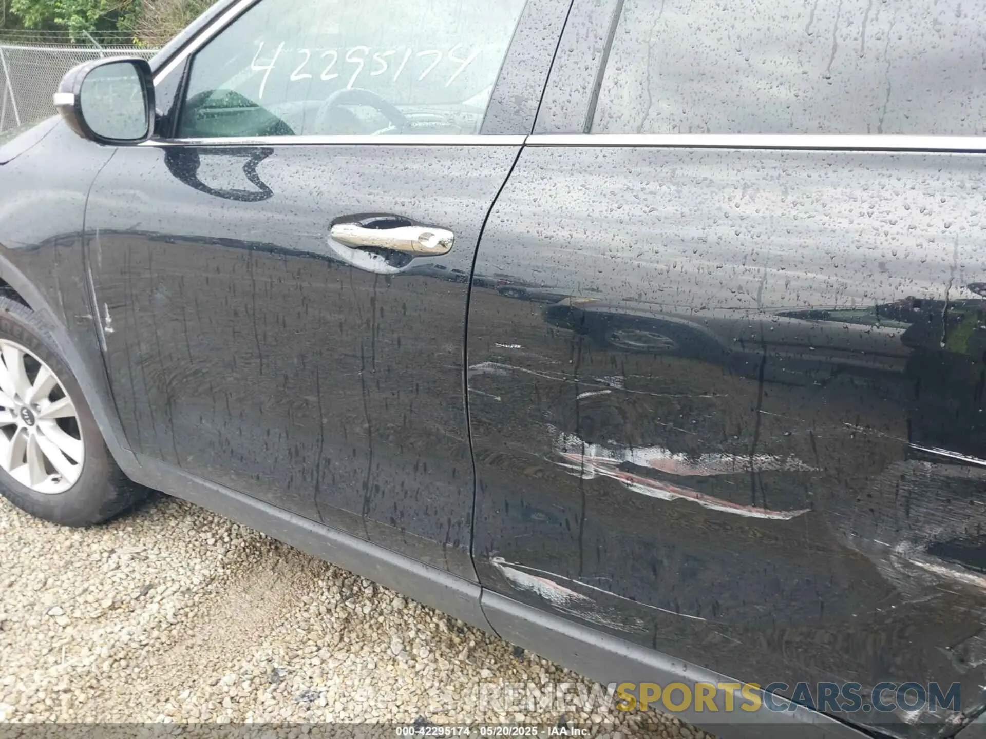 17 Photograph of a damaged car 5XYPG4A58KG487814 KIA SORENTO 2019