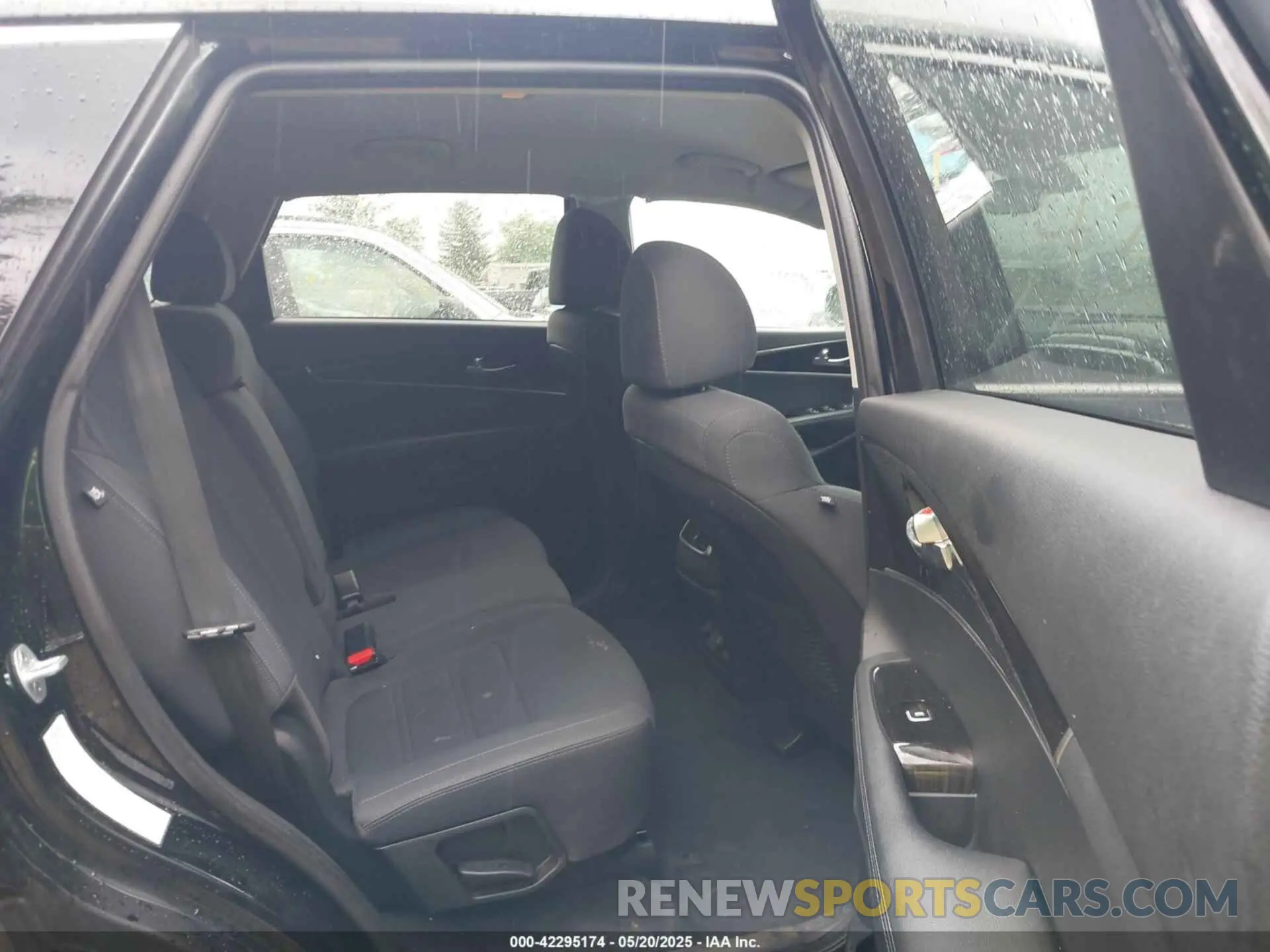 8 Photograph of a damaged car 5XYPG4A58KG487814 KIA SORENTO 2019