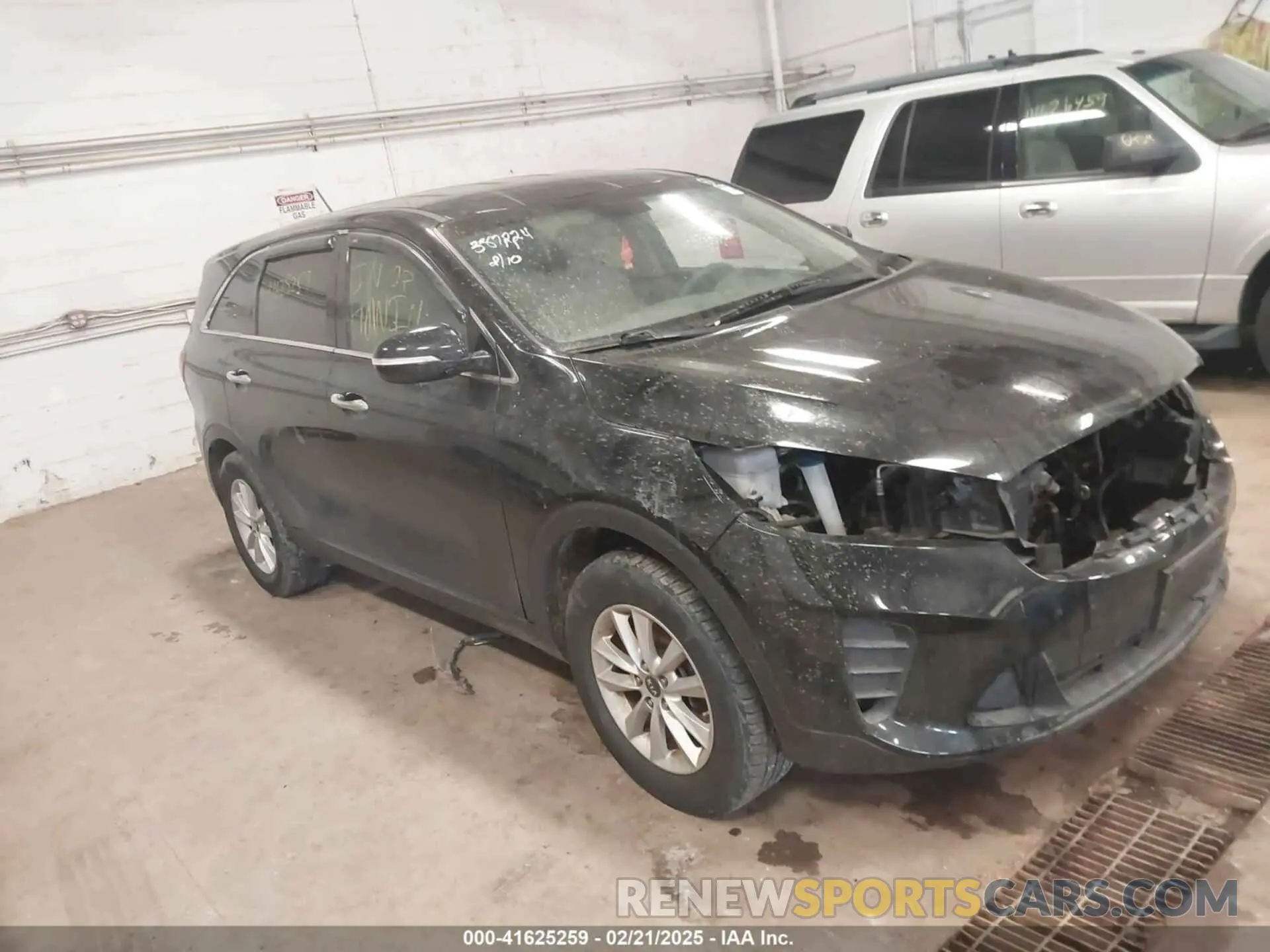 1 Photograph of a damaged car 5XYPG4A58KG489689 KIA SORENTO 2019
