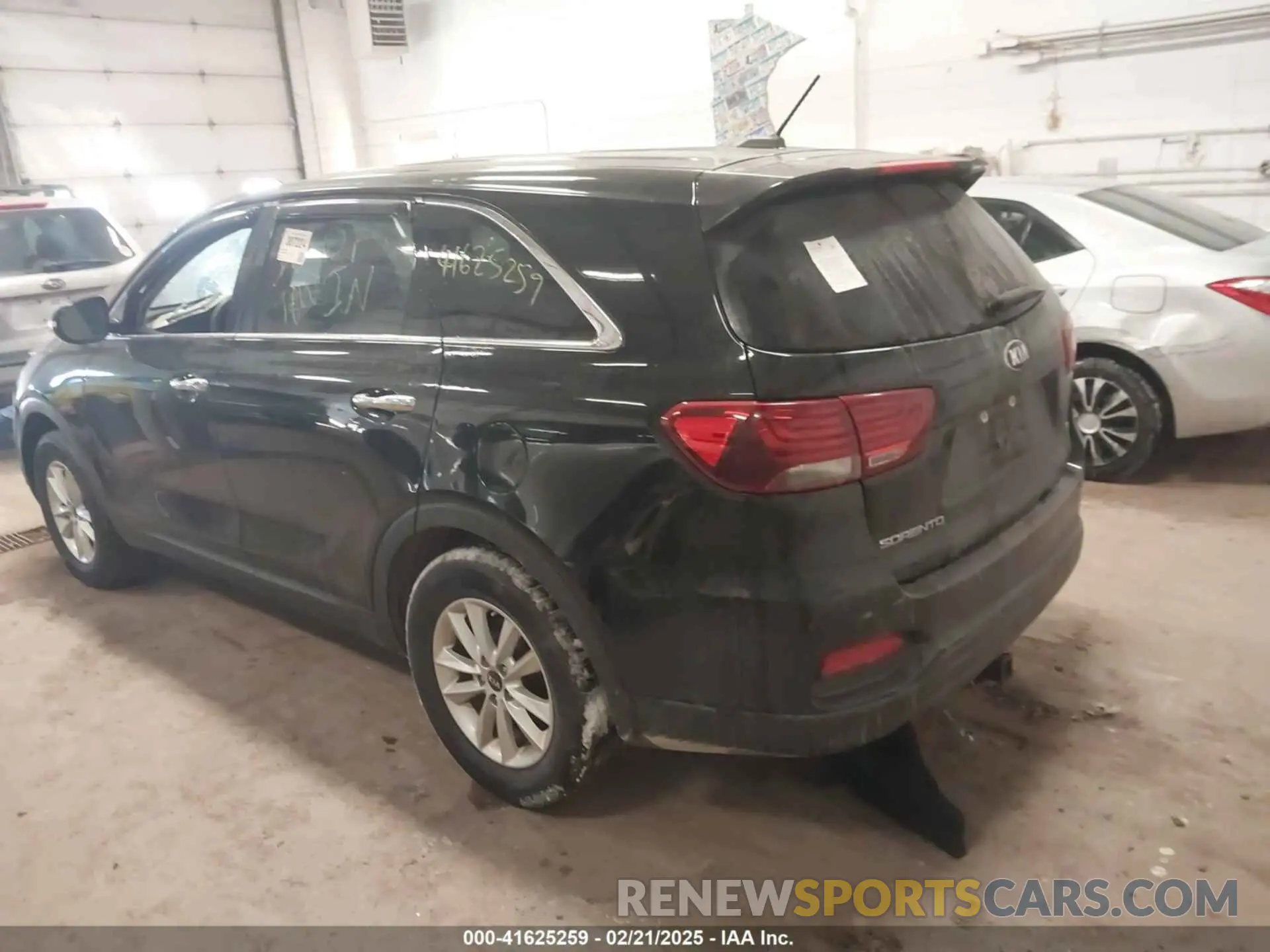 3 Photograph of a damaged car 5XYPG4A58KG489689 KIA SORENTO 2019