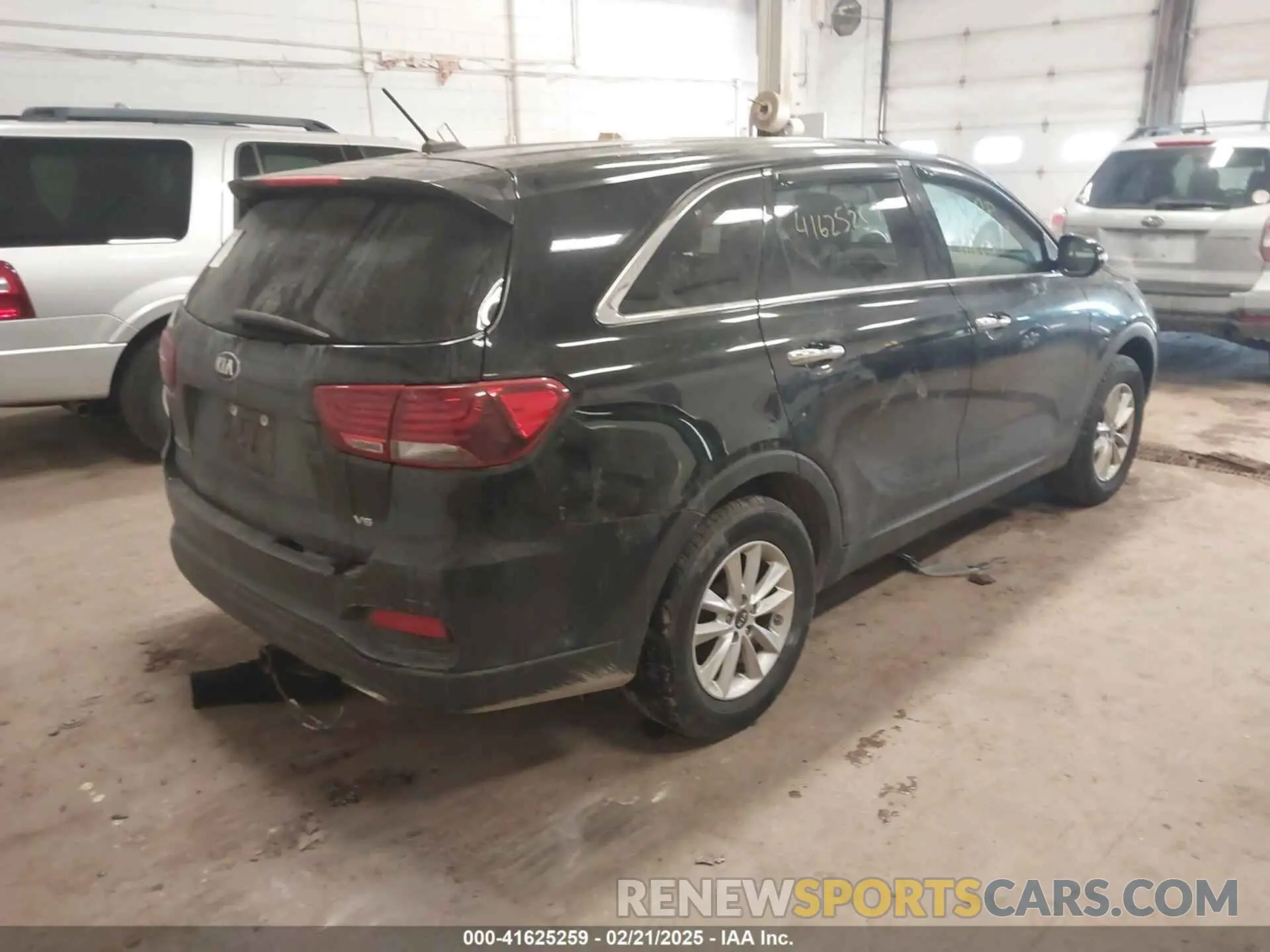 4 Photograph of a damaged car 5XYPG4A58KG489689 KIA SORENTO 2019