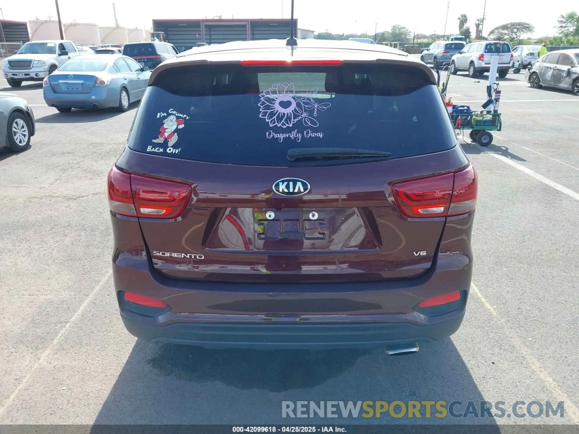 16 Photograph of a damaged car 5XYPG4A58KG565461 KIA SORENTO 2019