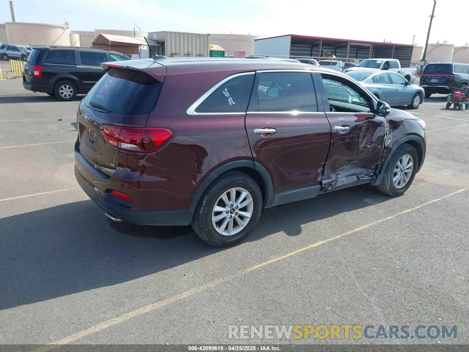 4 Photograph of a damaged car 5XYPG4A58KG565461 KIA SORENTO 2019