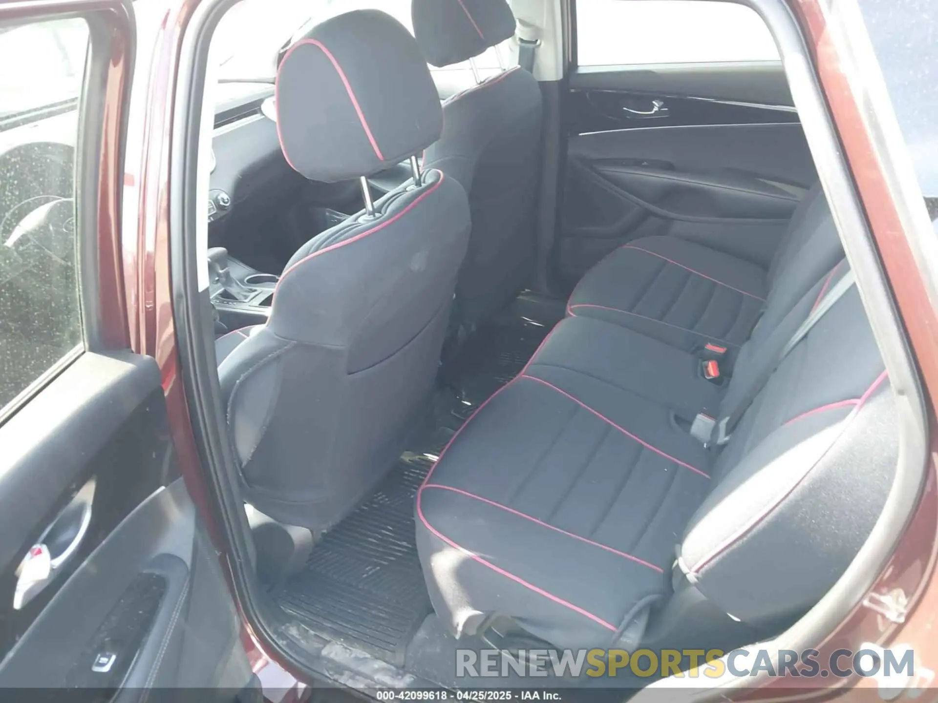 8 Photograph of a damaged car 5XYPG4A58KG565461 KIA SORENTO 2019