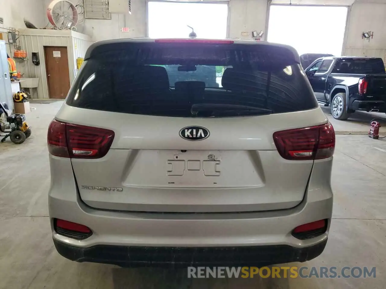 6 Photograph of a damaged car 5XYPG4A58KG580316 KIA SORENTO 2019