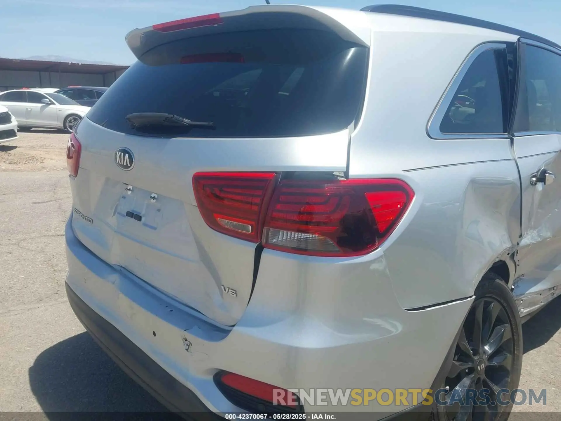 17 Photograph of a damaged car 5XYPG4A58KG597729 KIA SORENTO 2019