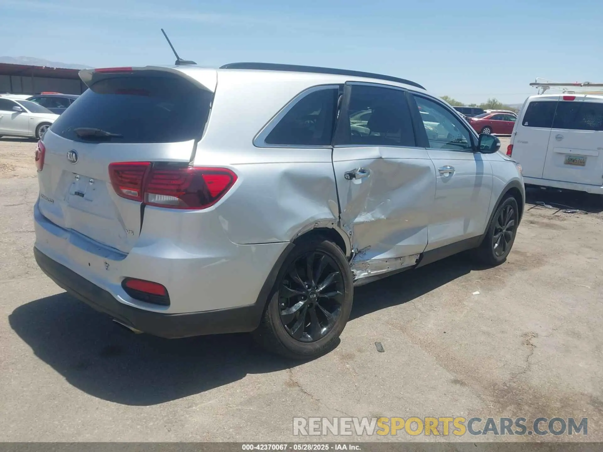 4 Photograph of a damaged car 5XYPG4A58KG597729 KIA SORENTO 2019