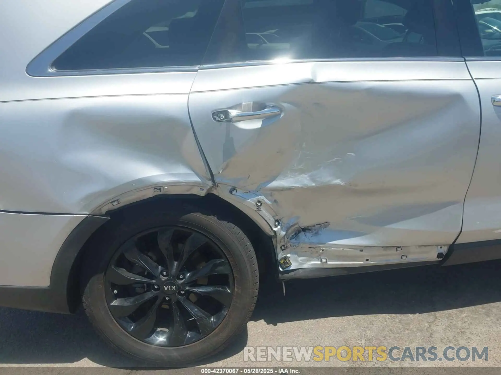 6 Photograph of a damaged car 5XYPG4A58KG597729 KIA SORENTO 2019