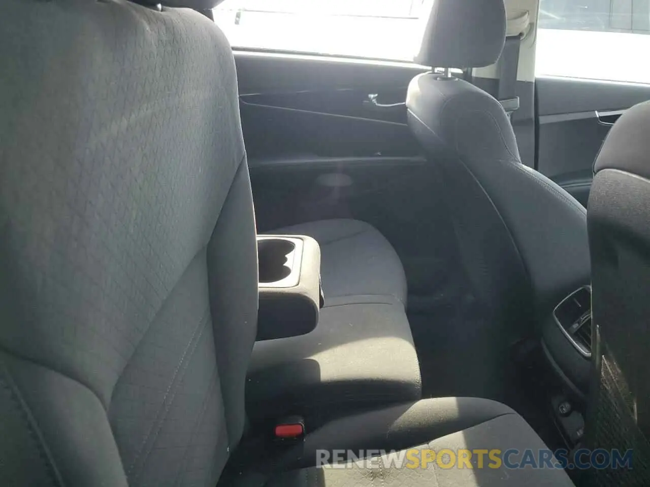 10 Photograph of a damaged car 5XYPG4A59KG487787 KIA SORENTO 2019