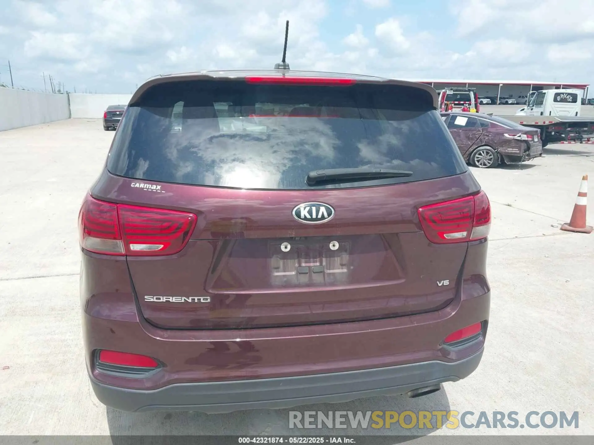 16 Photograph of a damaged car 5XYPG4A59KG497042 KIA SORENTO 2019