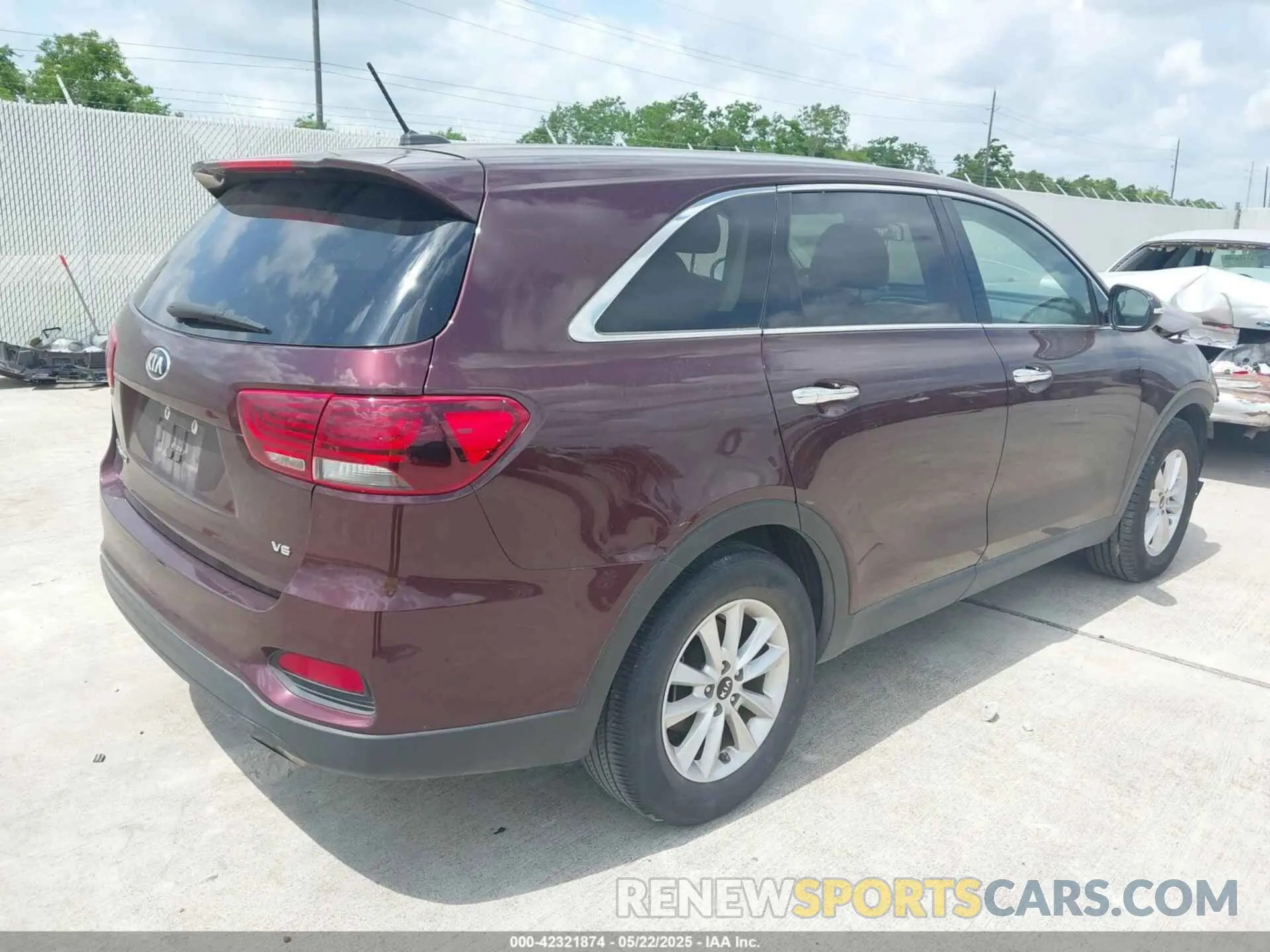 4 Photograph of a damaged car 5XYPG4A59KG497042 KIA SORENTO 2019