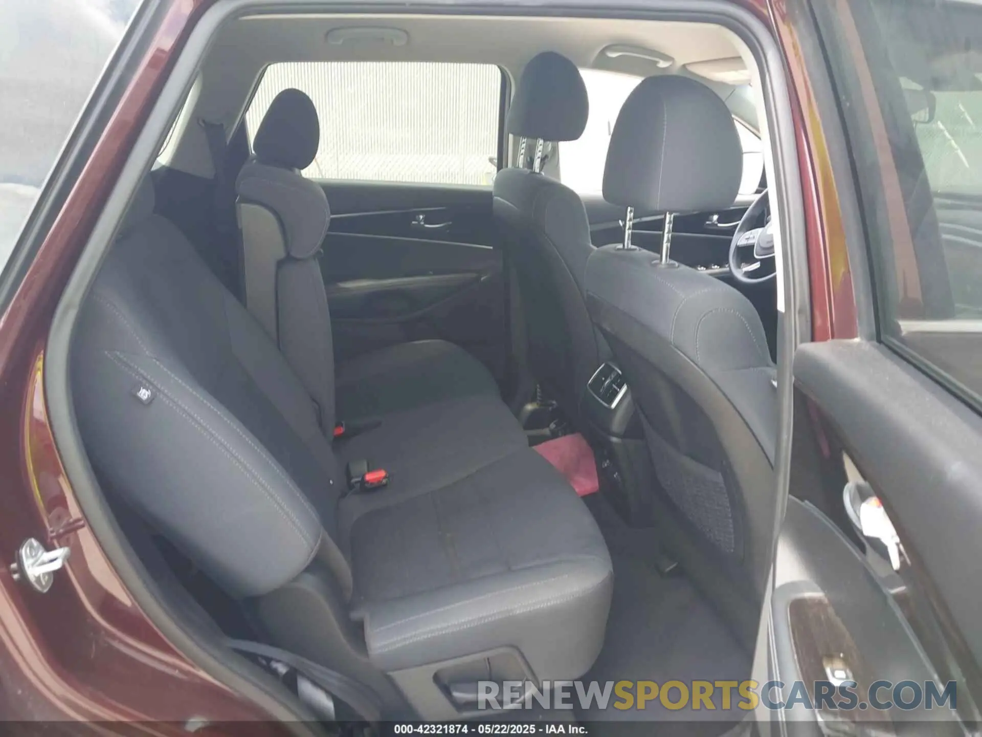8 Photograph of a damaged car 5XYPG4A59KG497042 KIA SORENTO 2019