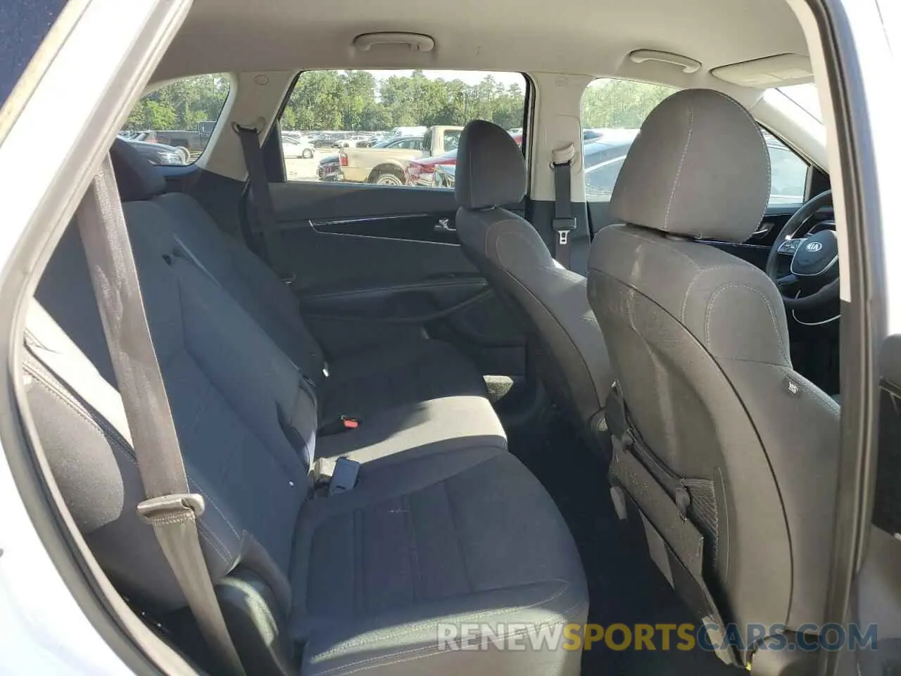 11 Photograph of a damaged car 5XYPG4A5XKG440915 KIA SORENTO 2019