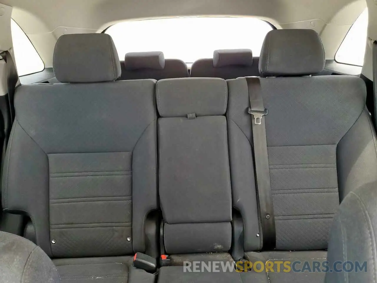 10 Photograph of a damaged car 5XYPG4A5XKG558737 KIA SORENTO 2019