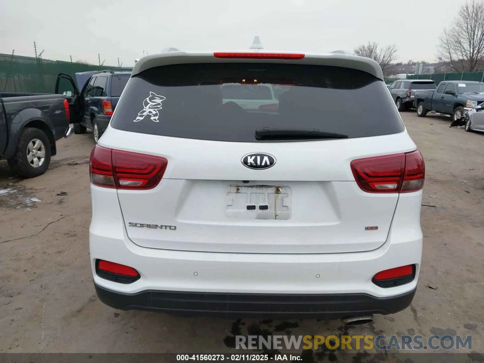 17 Photograph of a damaged car 5XYPGDA30KG548829 KIA SORENTO 2019