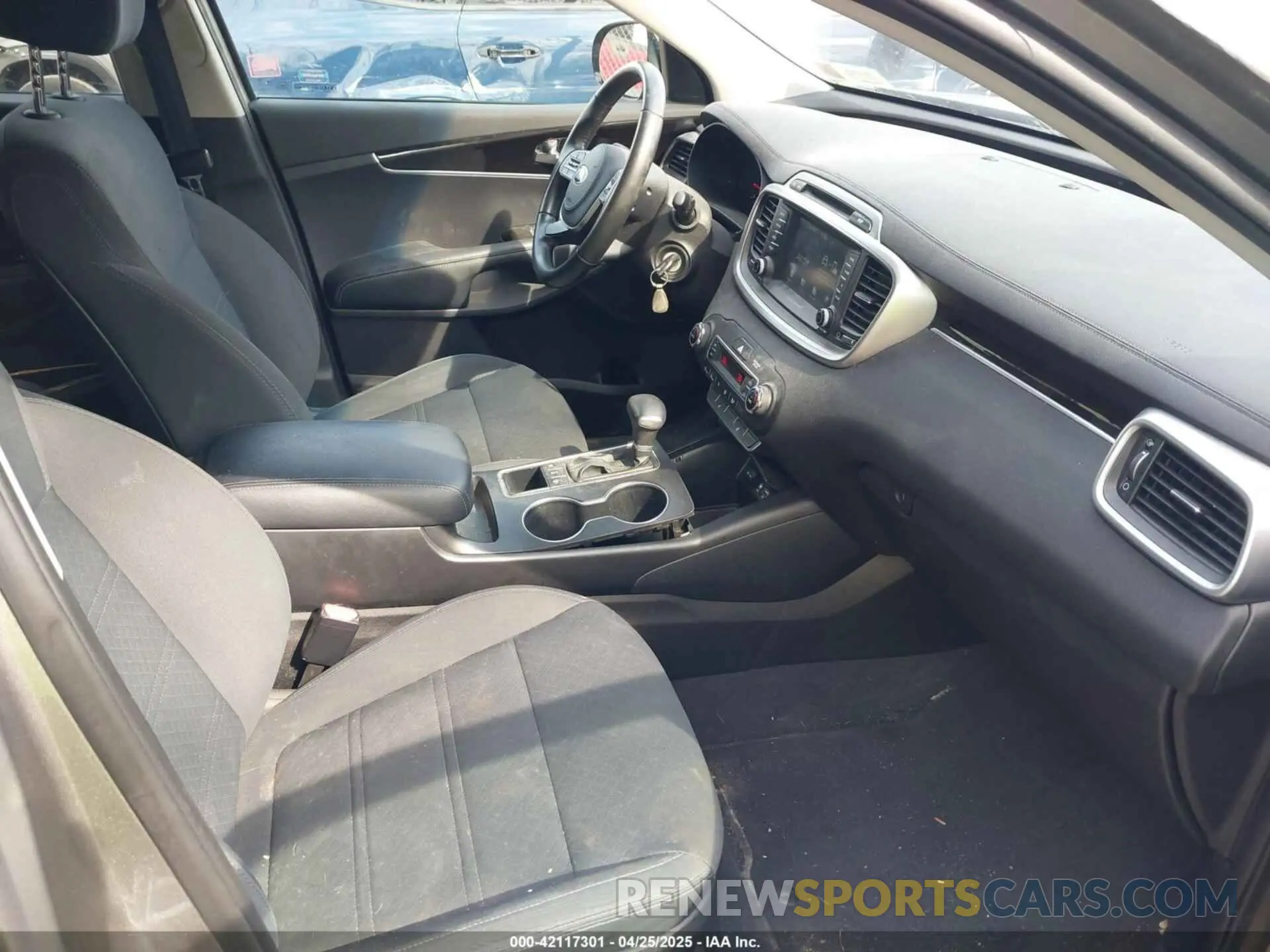 5 Photograph of a damaged car 5XYPGDA30KG555943 KIA SORENTO 2019