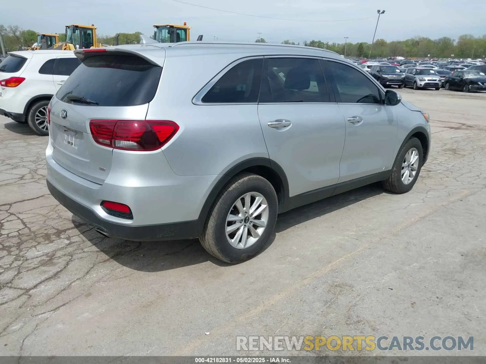 4 Photograph of a damaged car 5XYPGDA31KG434841 KIA SORENTO 2019