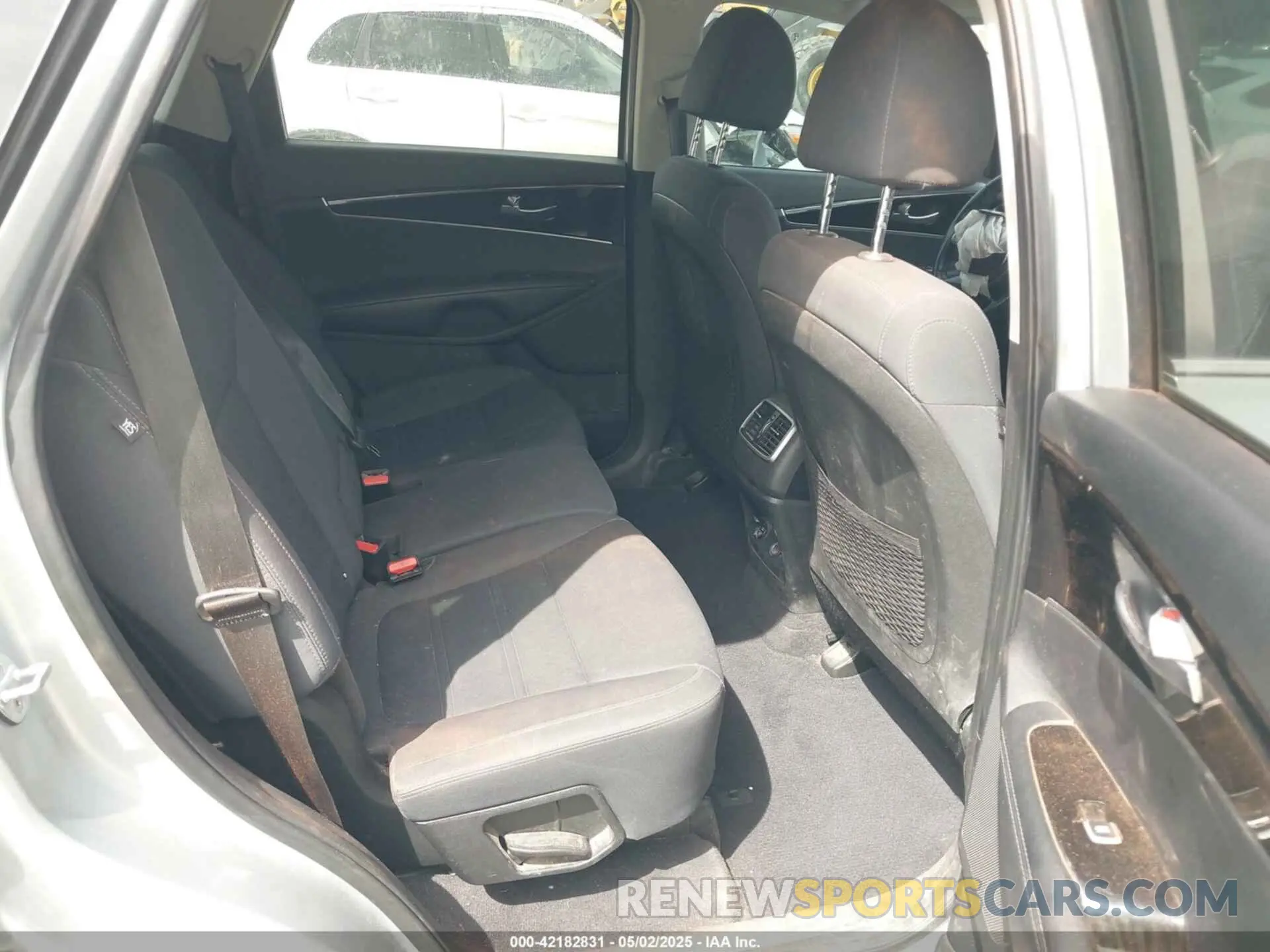 8 Photograph of a damaged car 5XYPGDA31KG434841 KIA SORENTO 2019