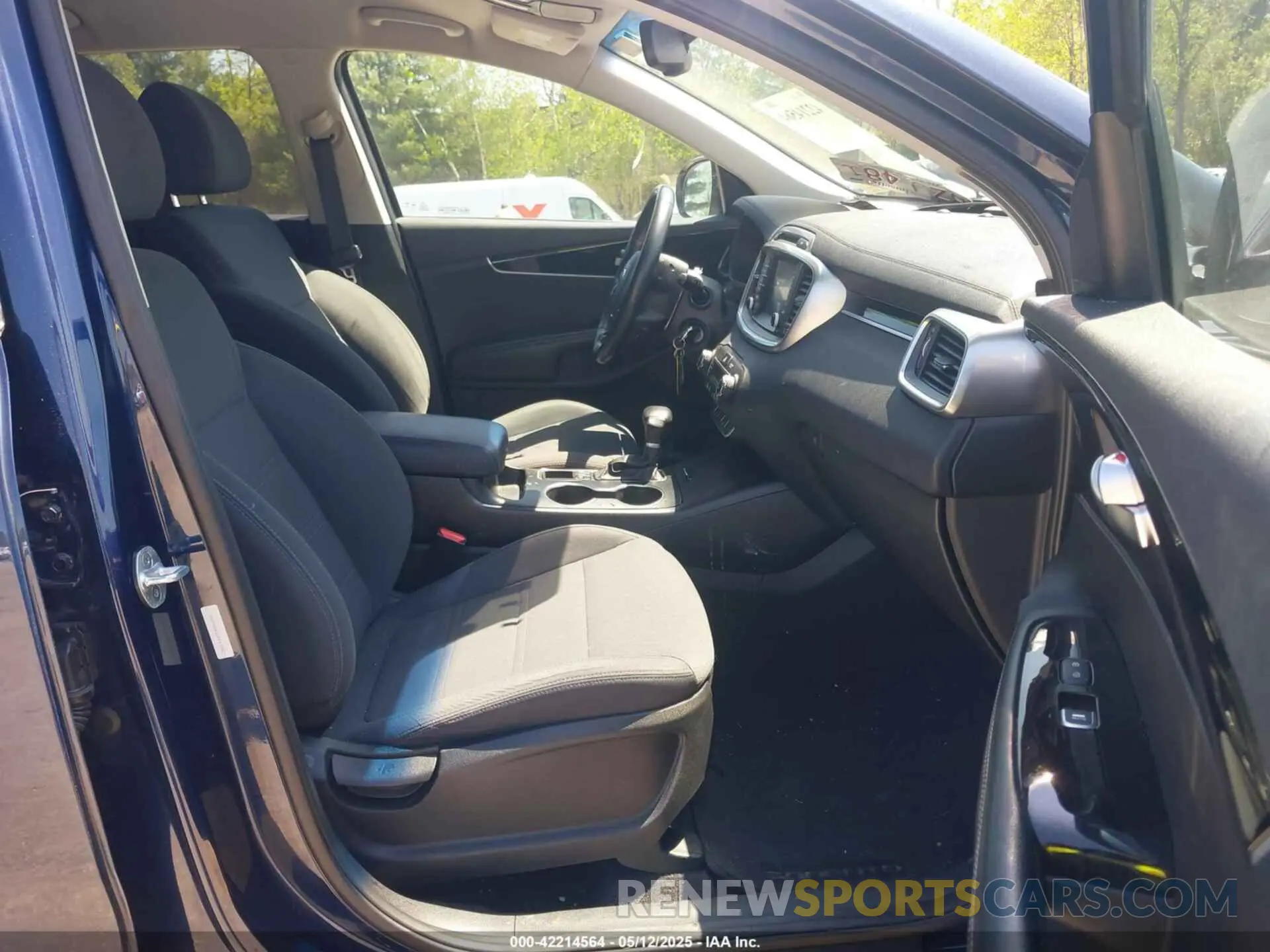 5 Photograph of a damaged car 5XYPGDA32KG433827 KIA SORENTO 2019