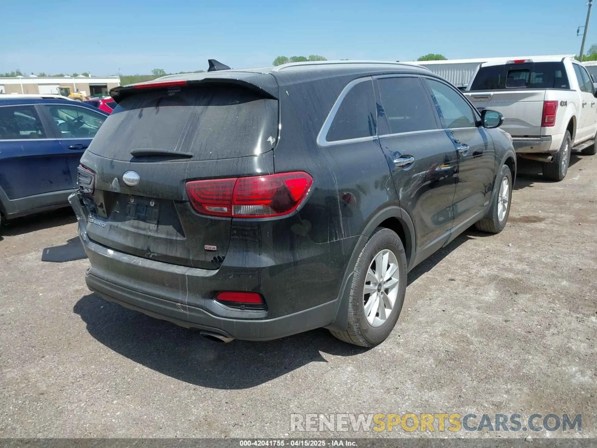 4 Photograph of a damaged car 5XYPGDA32KG437294 KIA SORENTO 2019
