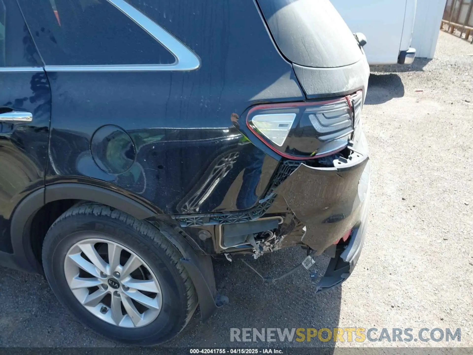 6 Photograph of a damaged car 5XYPGDA32KG437294 KIA SORENTO 2019