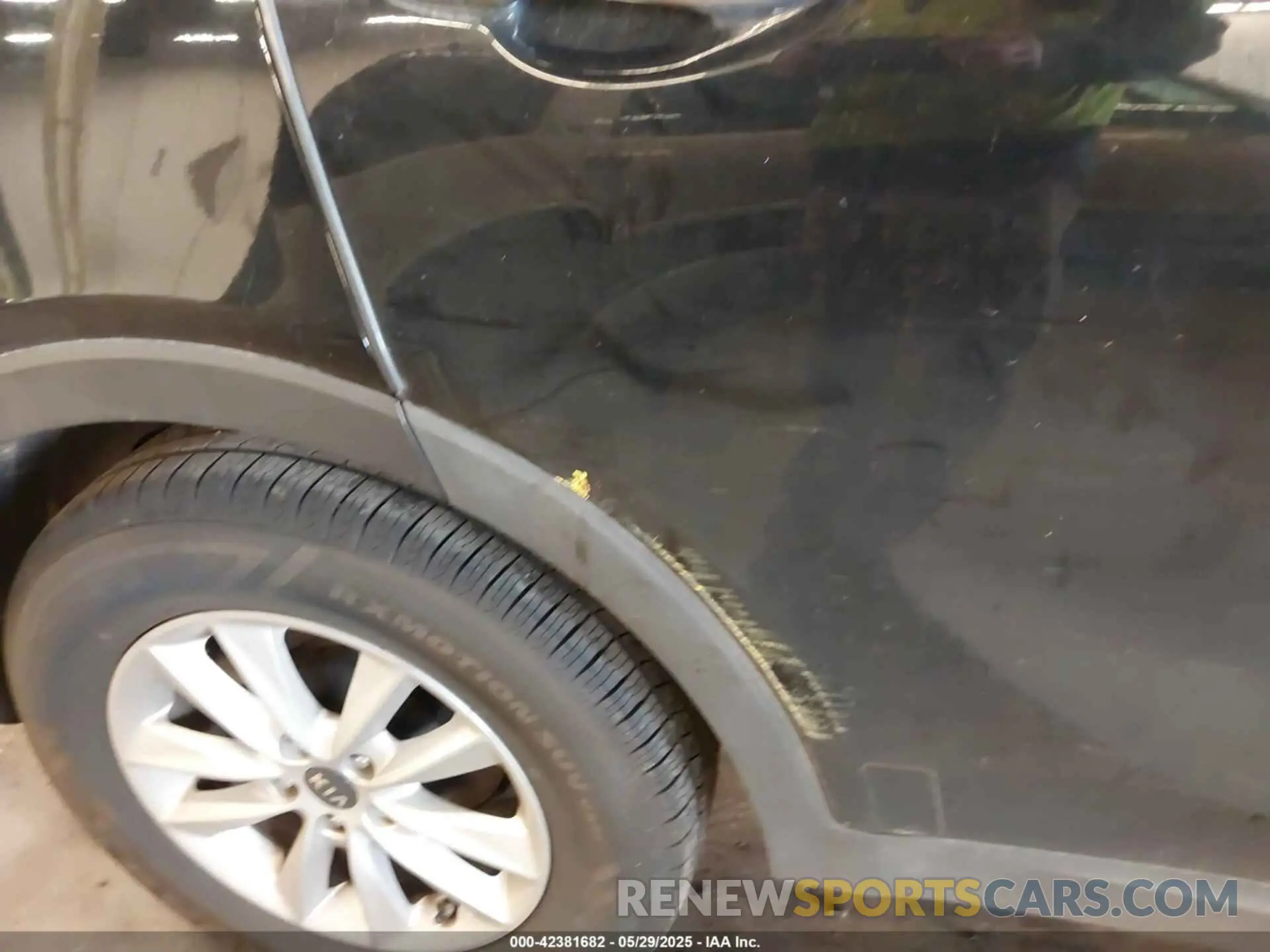 18 Photograph of a damaged car 5XYPGDA32KG506565 KIA SORENTO 2019