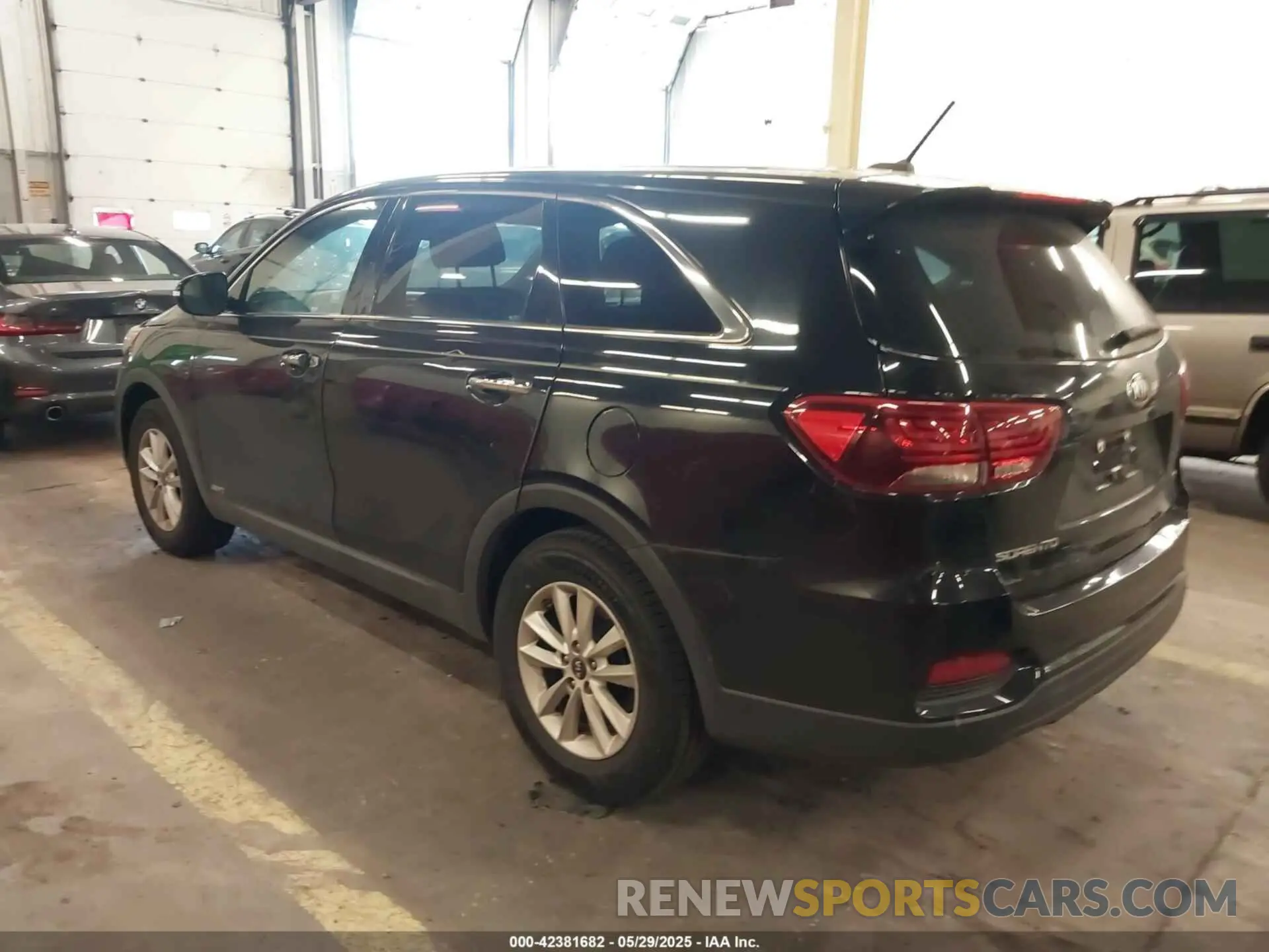 3 Photograph of a damaged car 5XYPGDA32KG506565 KIA SORENTO 2019