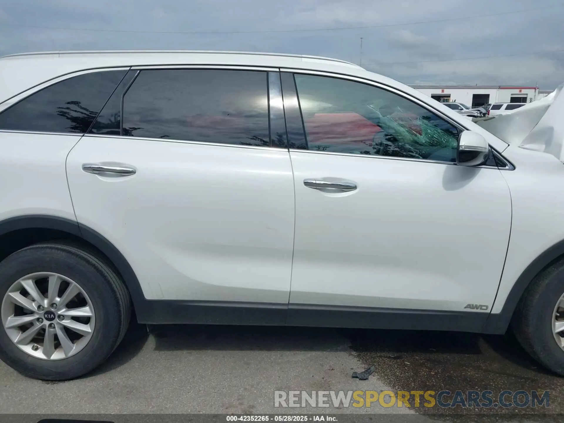 13 Photograph of a damaged car 5XYPGDA33KG440074 KIA SORENTO 2019