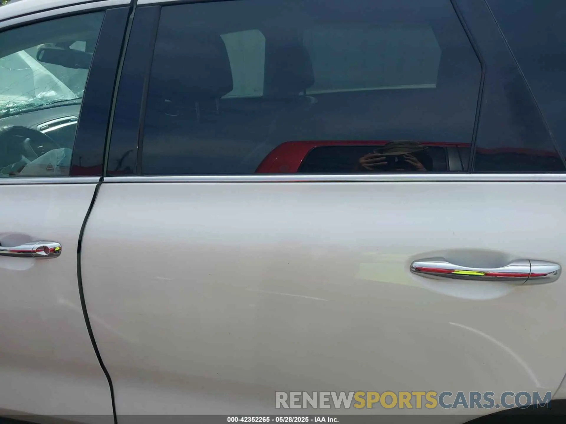 14 Photograph of a damaged car 5XYPGDA33KG440074 KIA SORENTO 2019