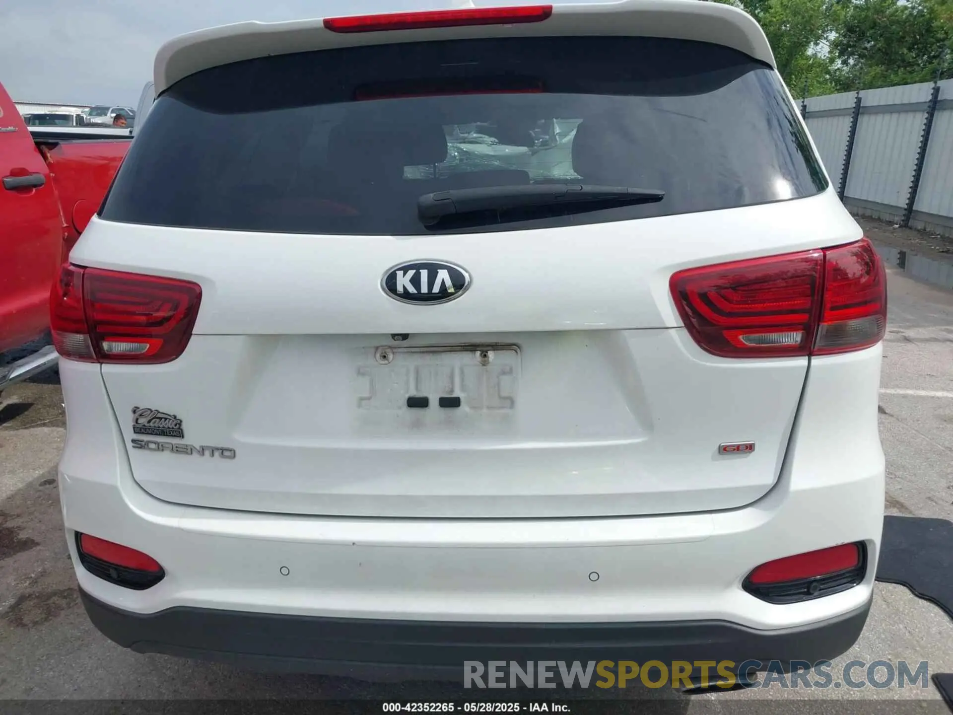 16 Photograph of a damaged car 5XYPGDA33KG440074 KIA SORENTO 2019