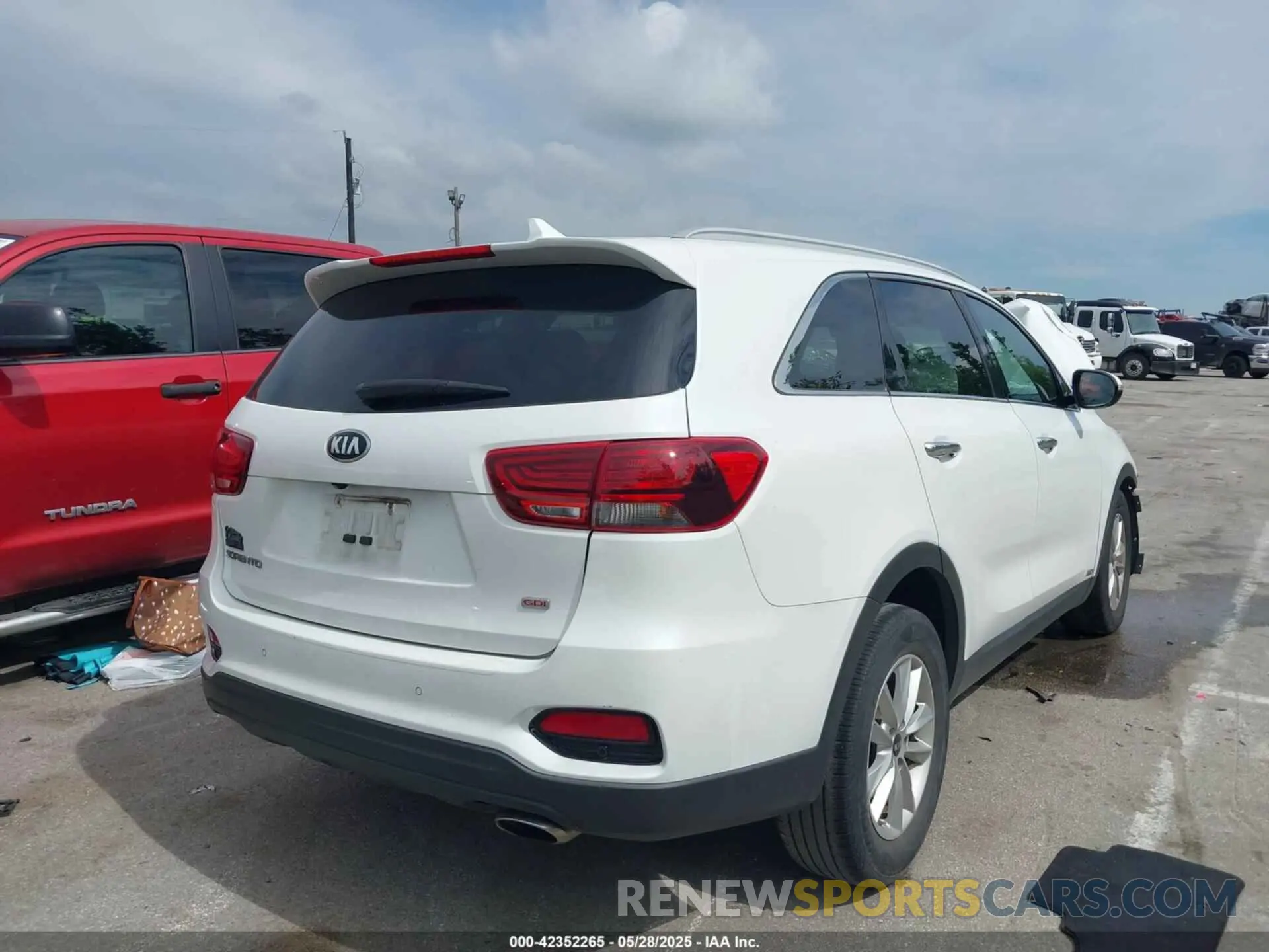 4 Photograph of a damaged car 5XYPGDA33KG440074 KIA SORENTO 2019