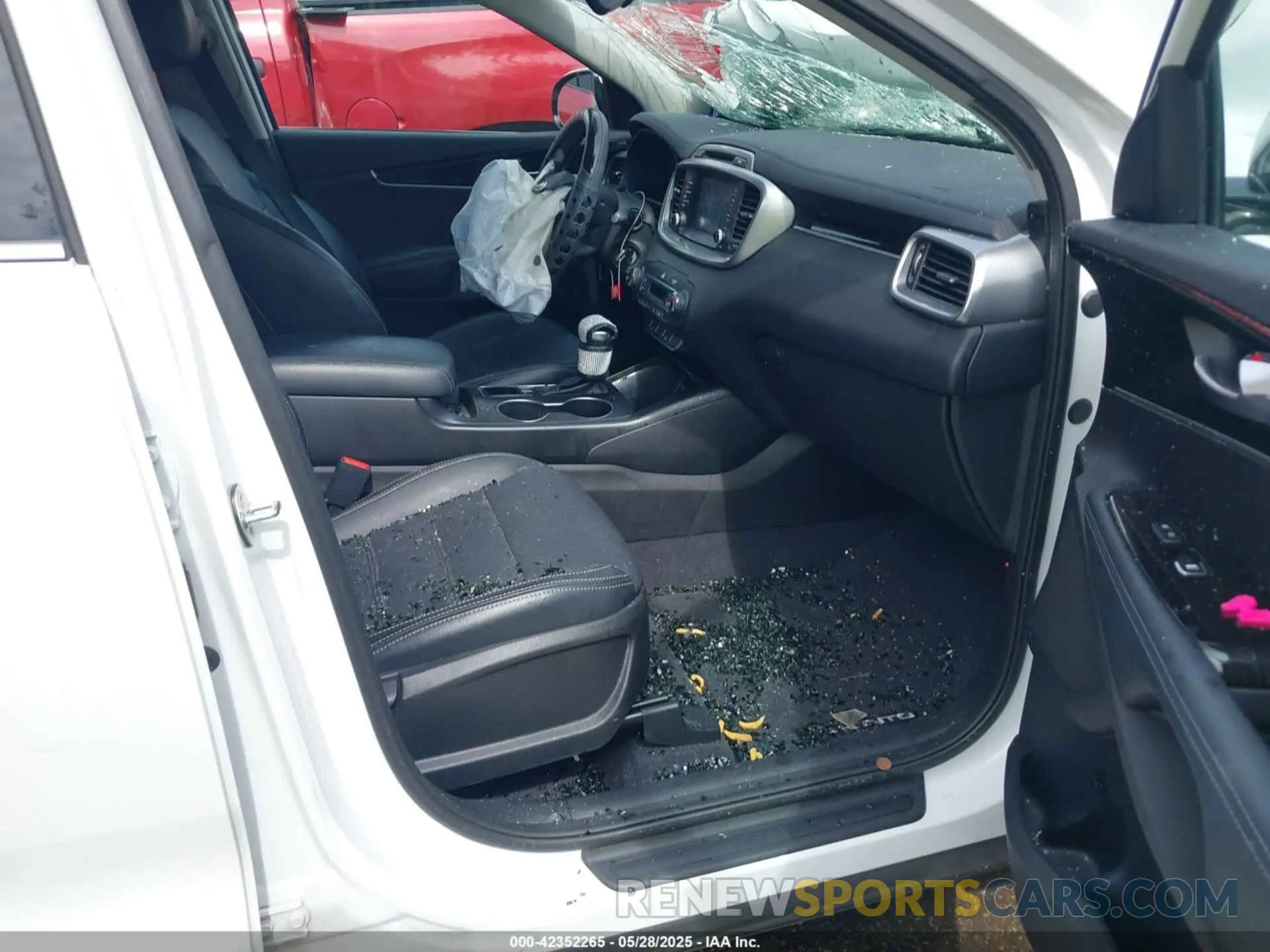 5 Photograph of a damaged car 5XYPGDA33KG440074 KIA SORENTO 2019