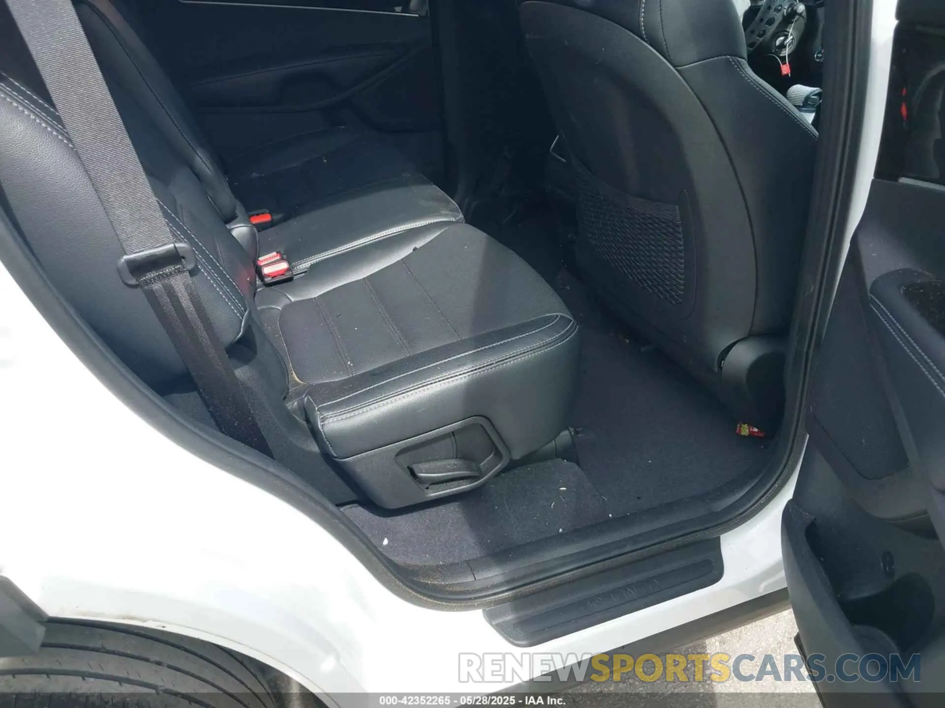 8 Photograph of a damaged car 5XYPGDA33KG440074 KIA SORENTO 2019
