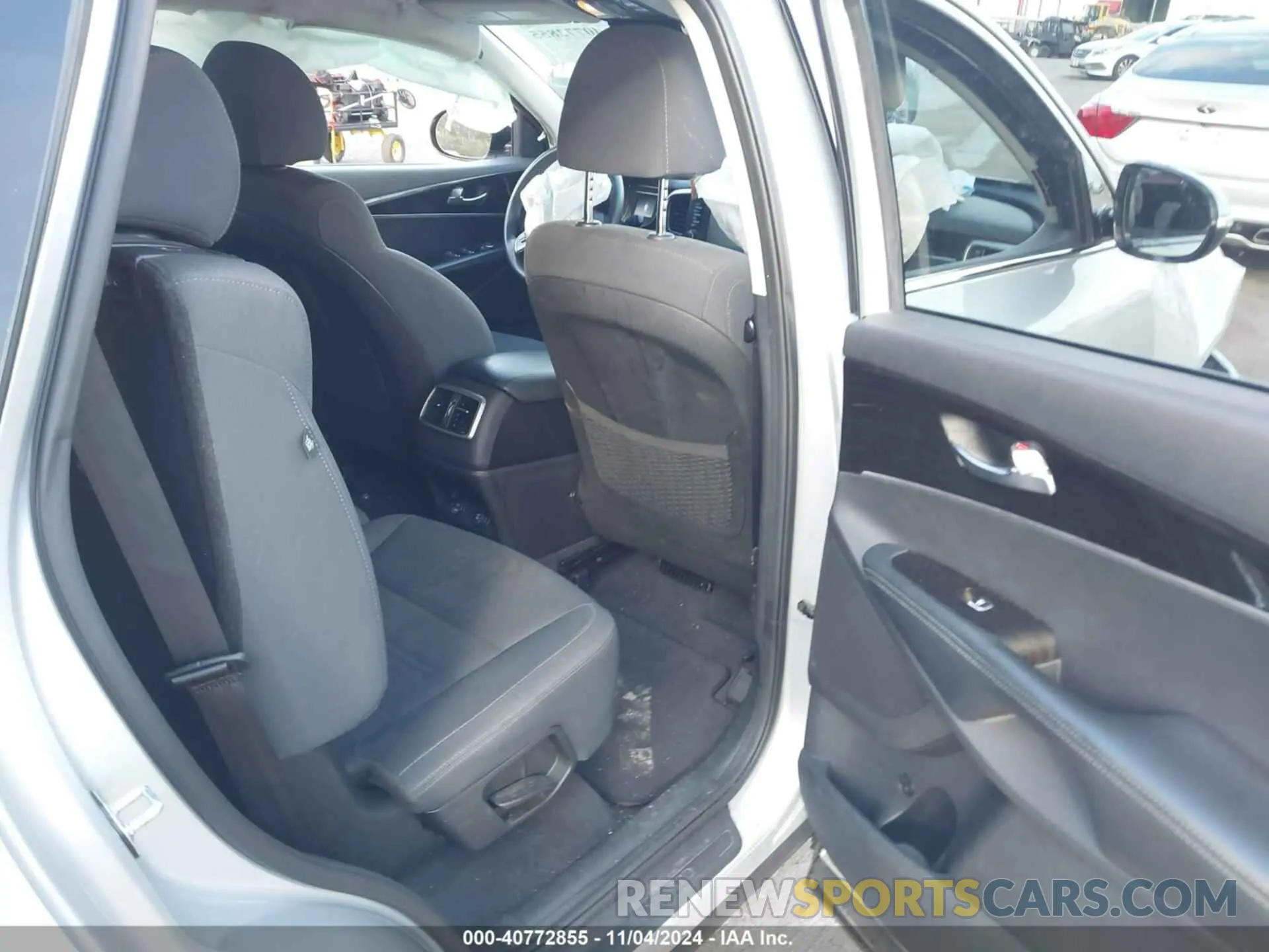 8 Photograph of a damaged car 5XYPGDA33KG515128 KIA SORENTO 2019