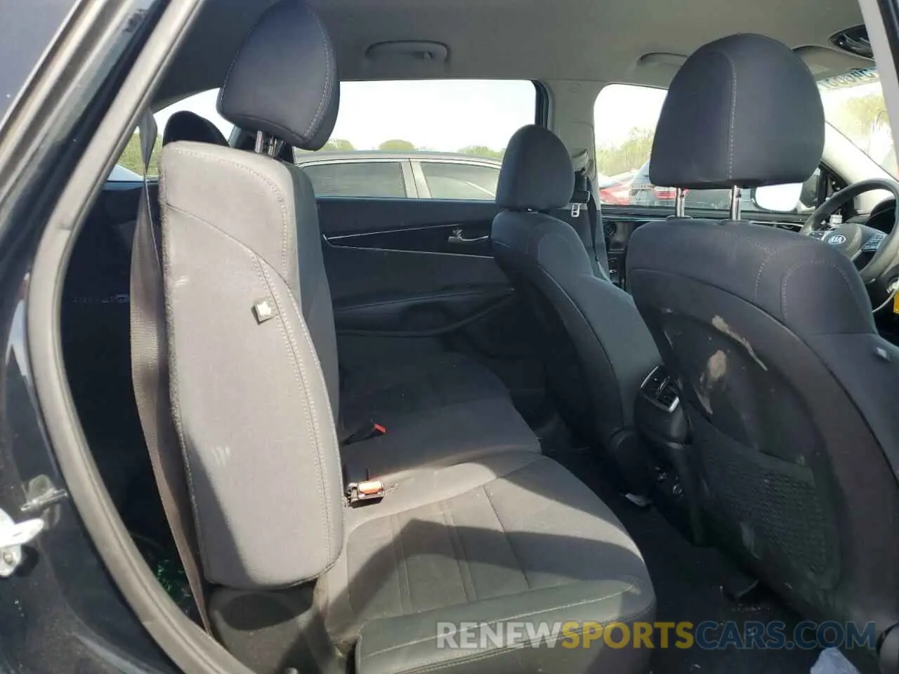 10 Photograph of a damaged car 5XYPGDA33KG538702 KIA SORENTO 2019