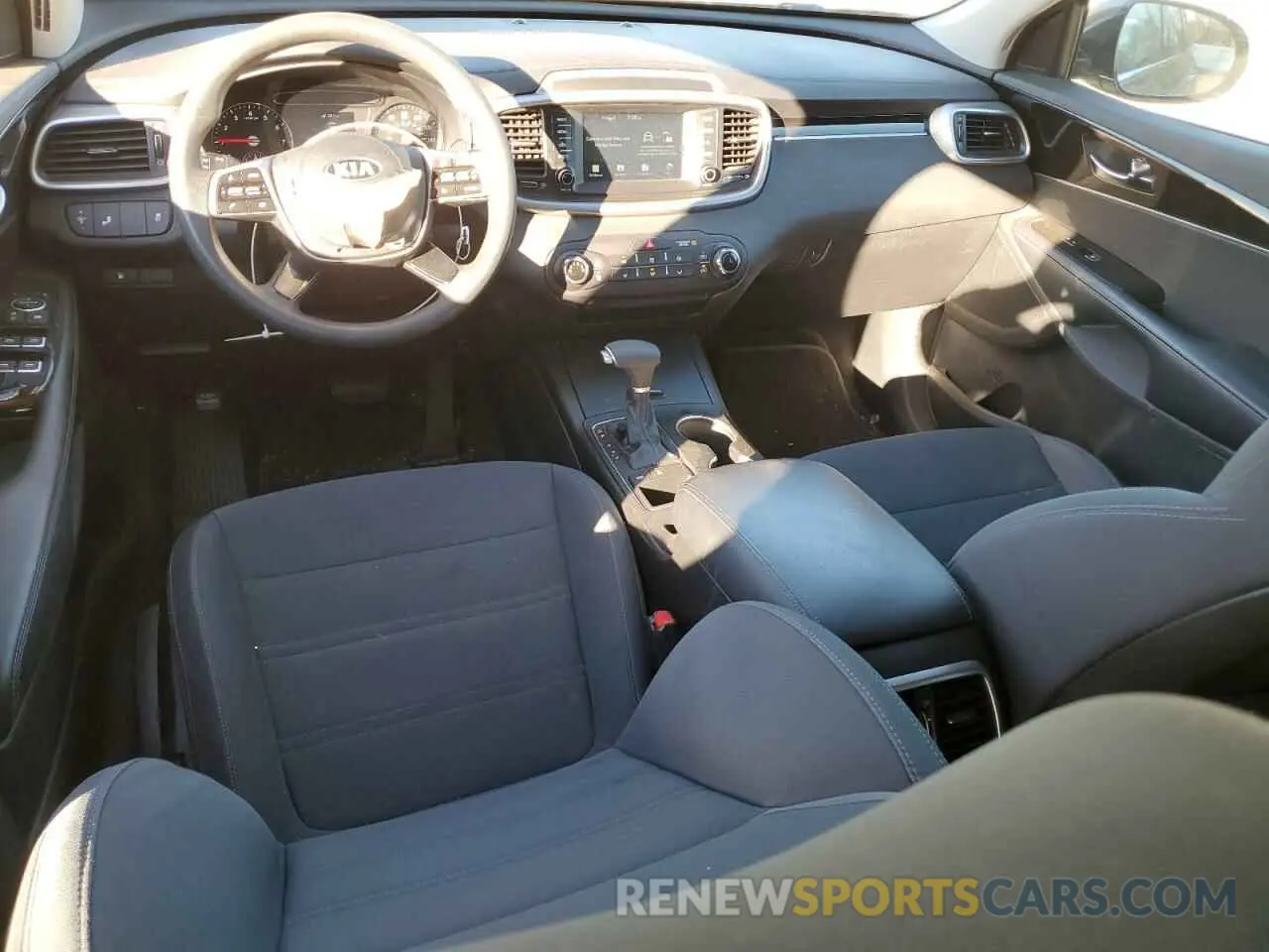 8 Photograph of a damaged car 5XYPGDA33KG574406 KIA SORENTO 2019