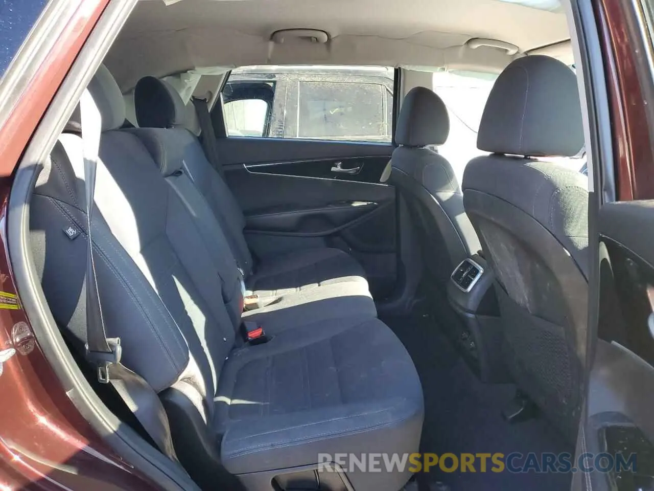 11 Photograph of a damaged car 5XYPGDA33KG596132 KIA SORENTO 2019