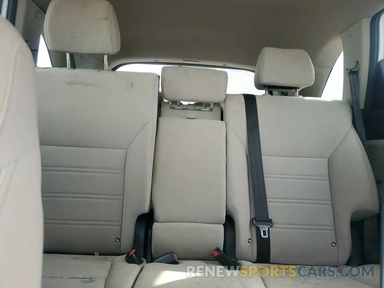 10 Photograph of a damaged car 5XYPGDA34KG525215 KIA SORENTO 2019